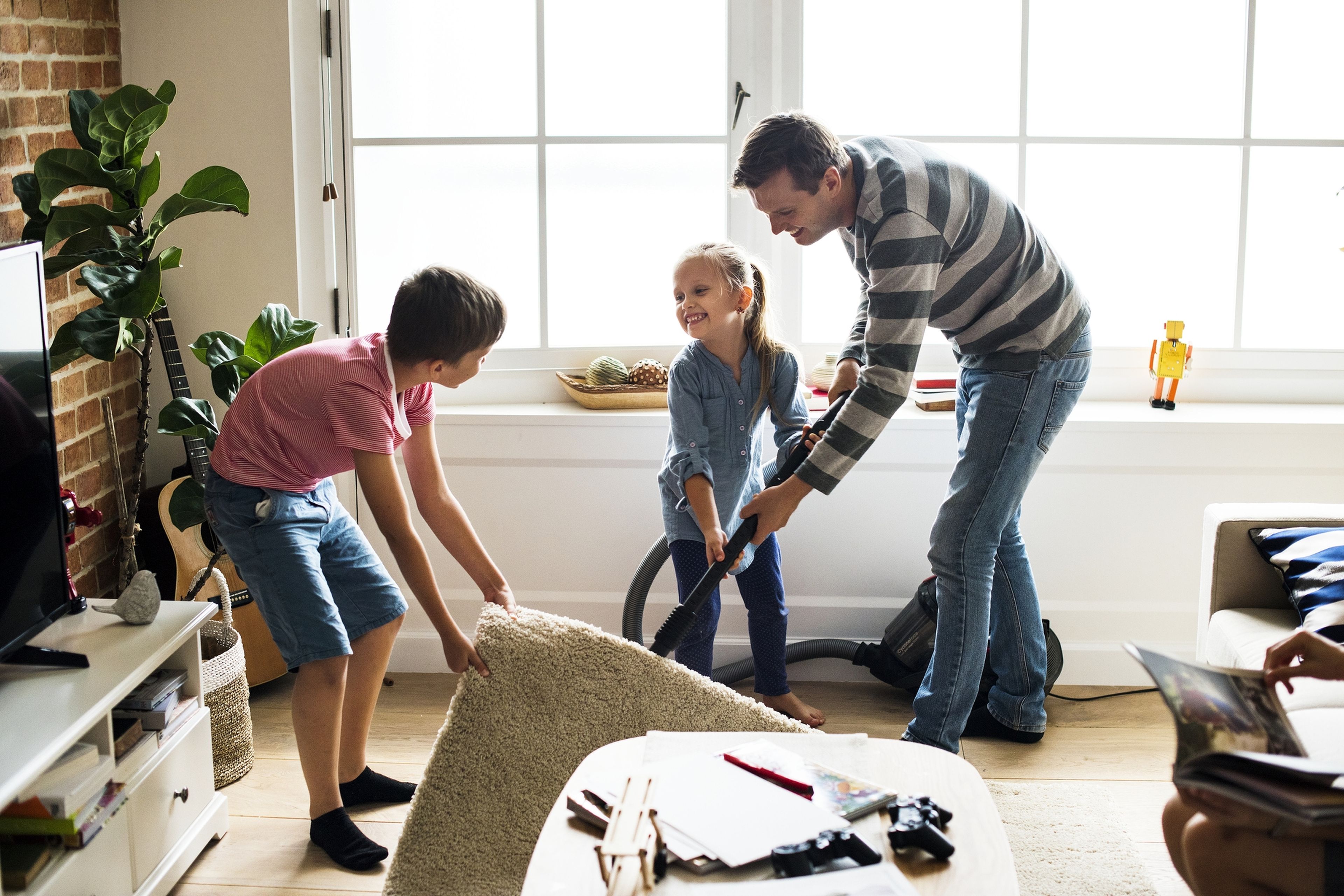 3 trucos geniales para que los niños ayuden con la limpieza de la casa