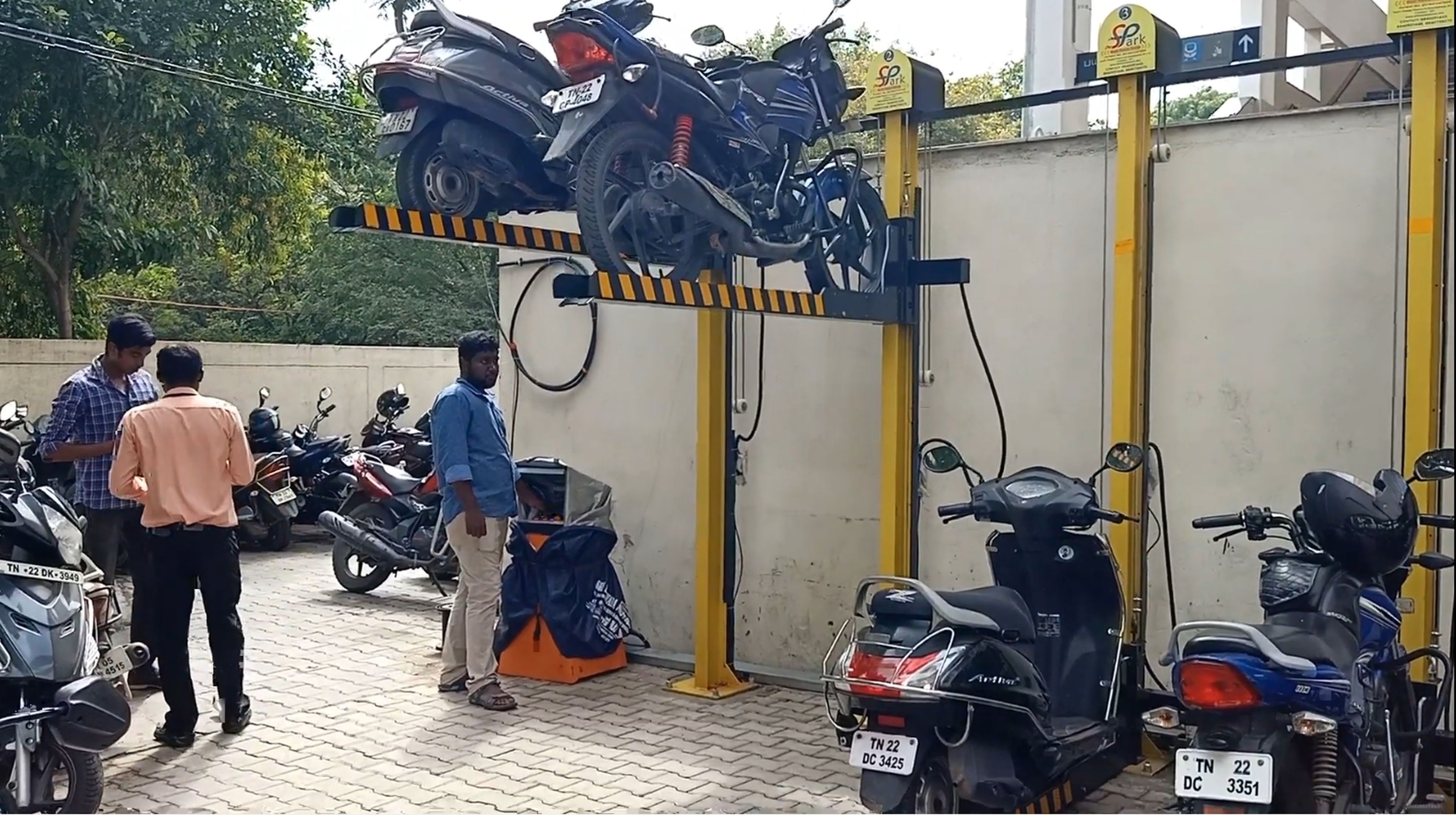 El aparcamiento vertical para motos que triunfa en la India