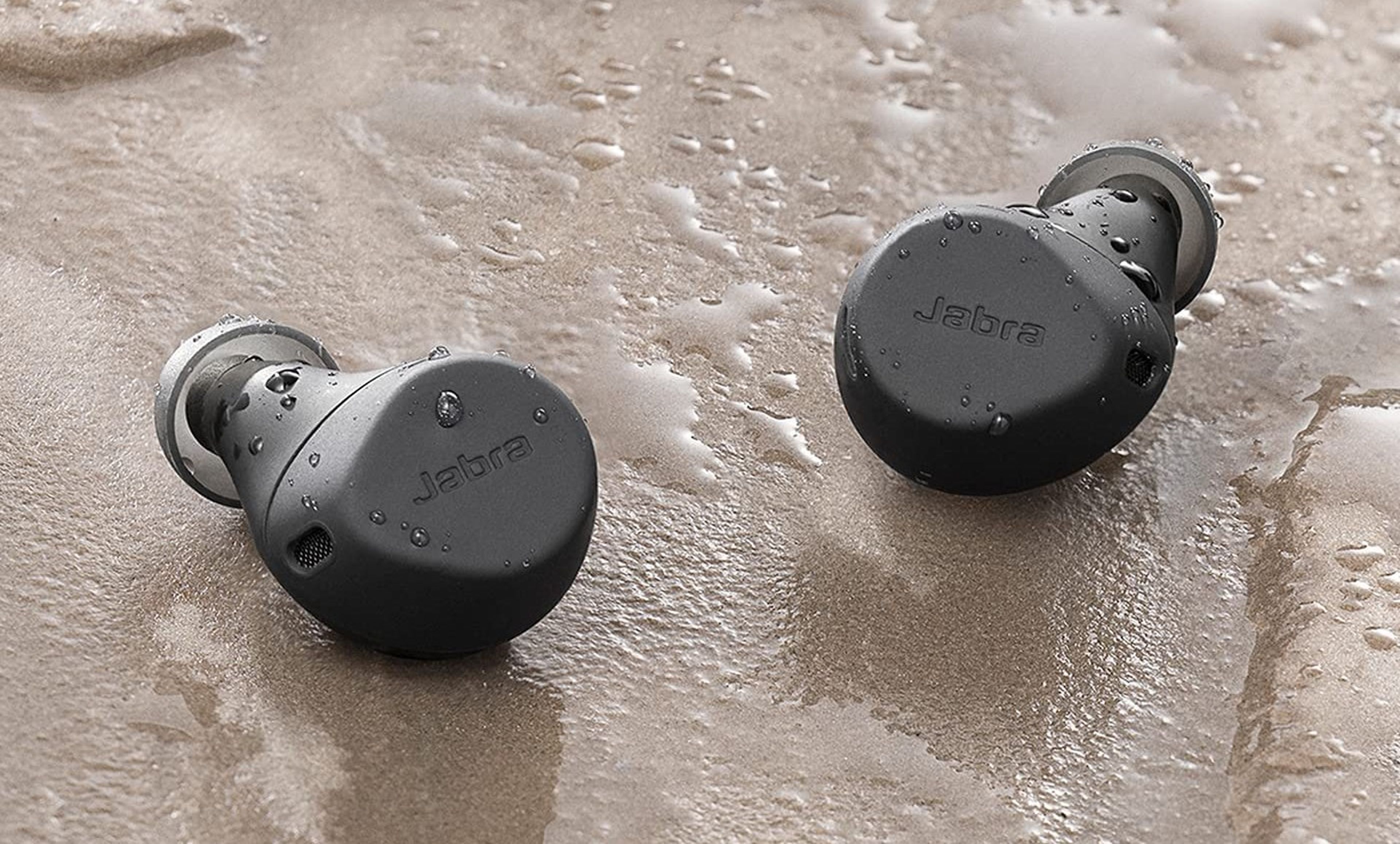 Los auriculares Jabra Elite 7 Active con resistencia al sudor, perfectos para hacer deporte y usar en olas de calor