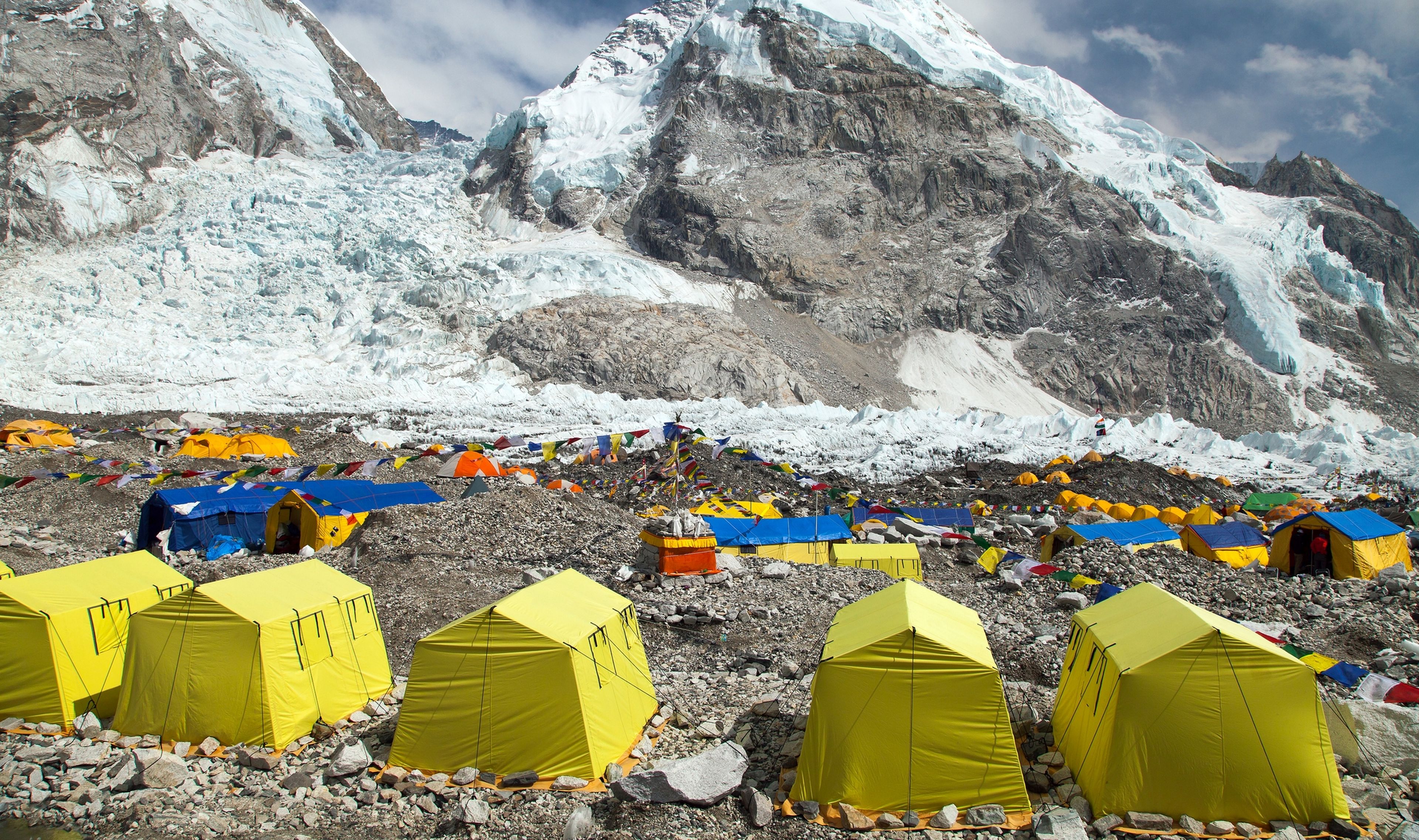 Desmantelan el campamento base del Everest porque el glaciar se está derritiendo por el cambio climático