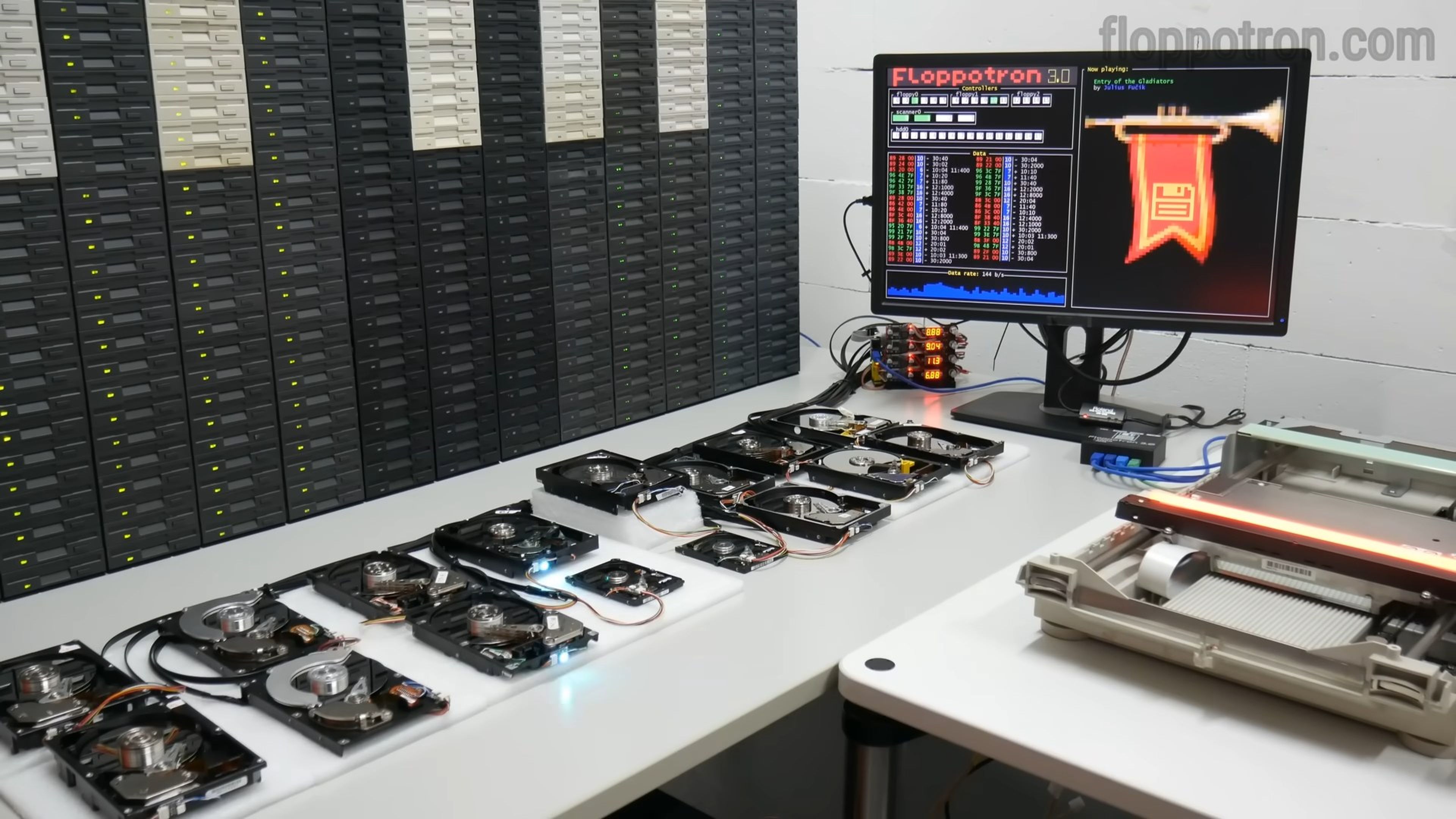 Floppotron 3.0, el ordenador orquesta que usa 512 lectores de disquete, 16 discos duros y 4 escáneres para hacer música