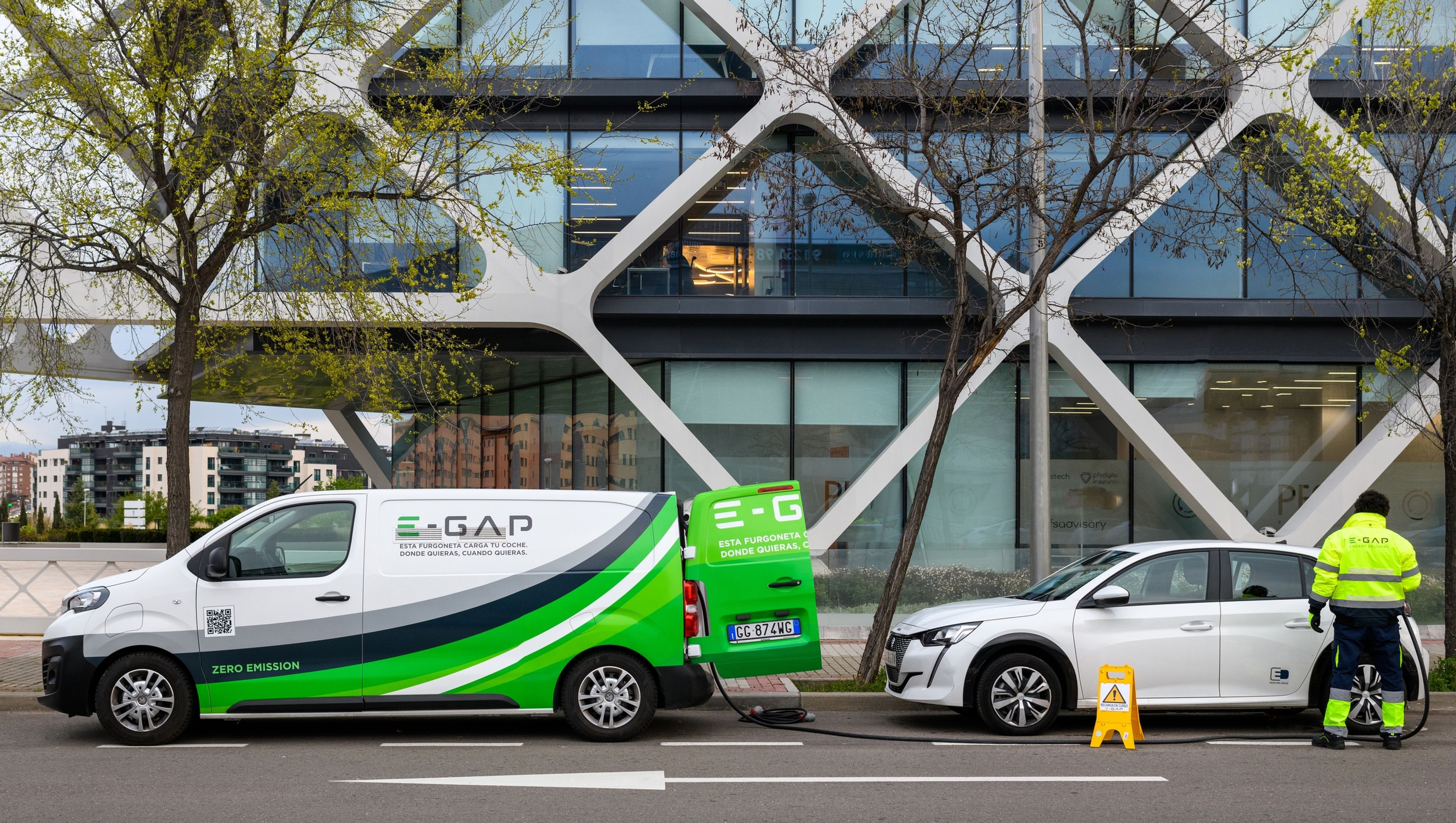 Llega a España E-Gap, la flota de furgonetas que recargan tu coche eléctrico sin importar donde te encuentres