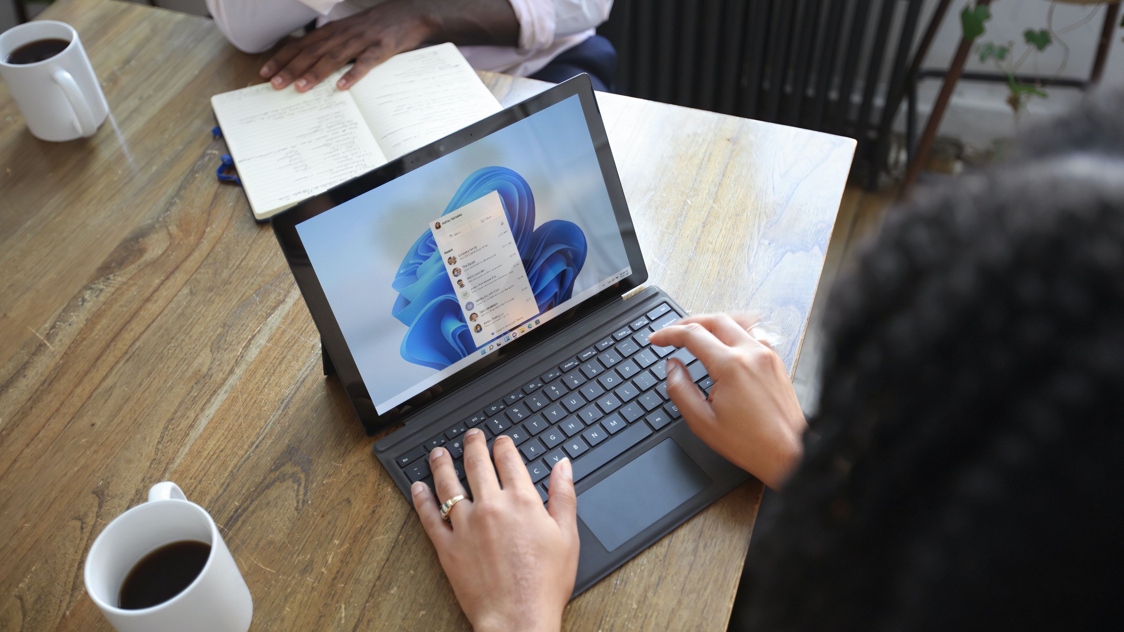 Portátil Microsoft Surface en las manos de una persona