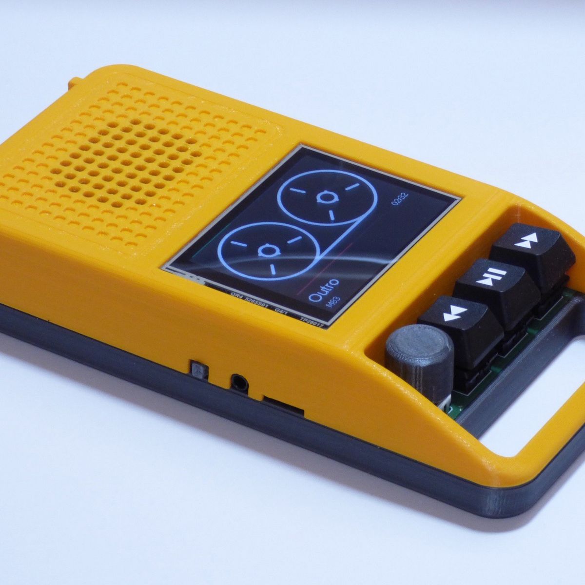 Este reproductor MP3 portátil de aspecto retro puedes construirlo tú mismo