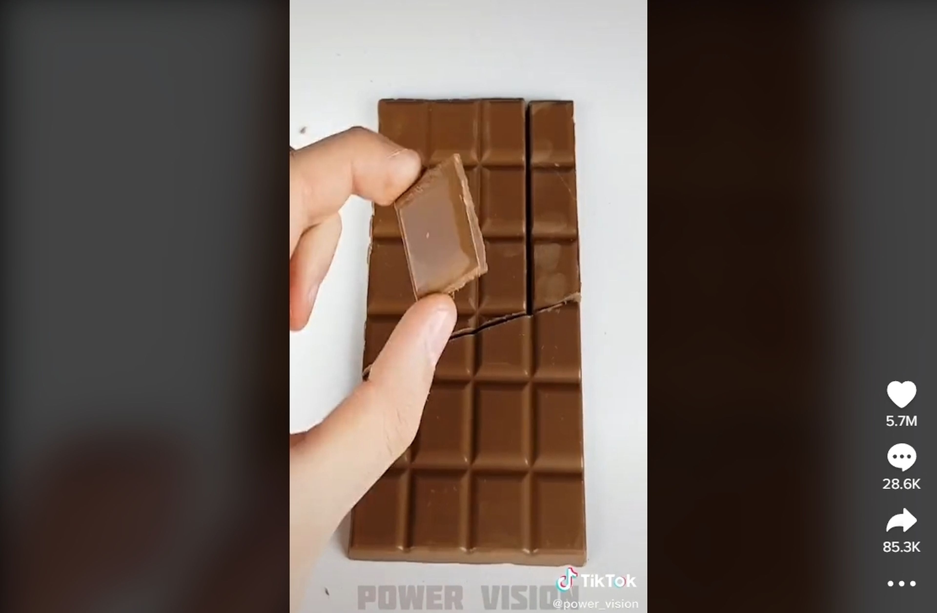 El truco viral para comerte un trozo de chocolate sin que se note