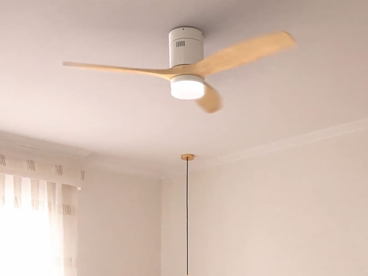 Este ventilador de techo con Wi-Fi, lámpara y Alexa está de oferta en  MediaMarkt, a tiempo para aliviar el calor
