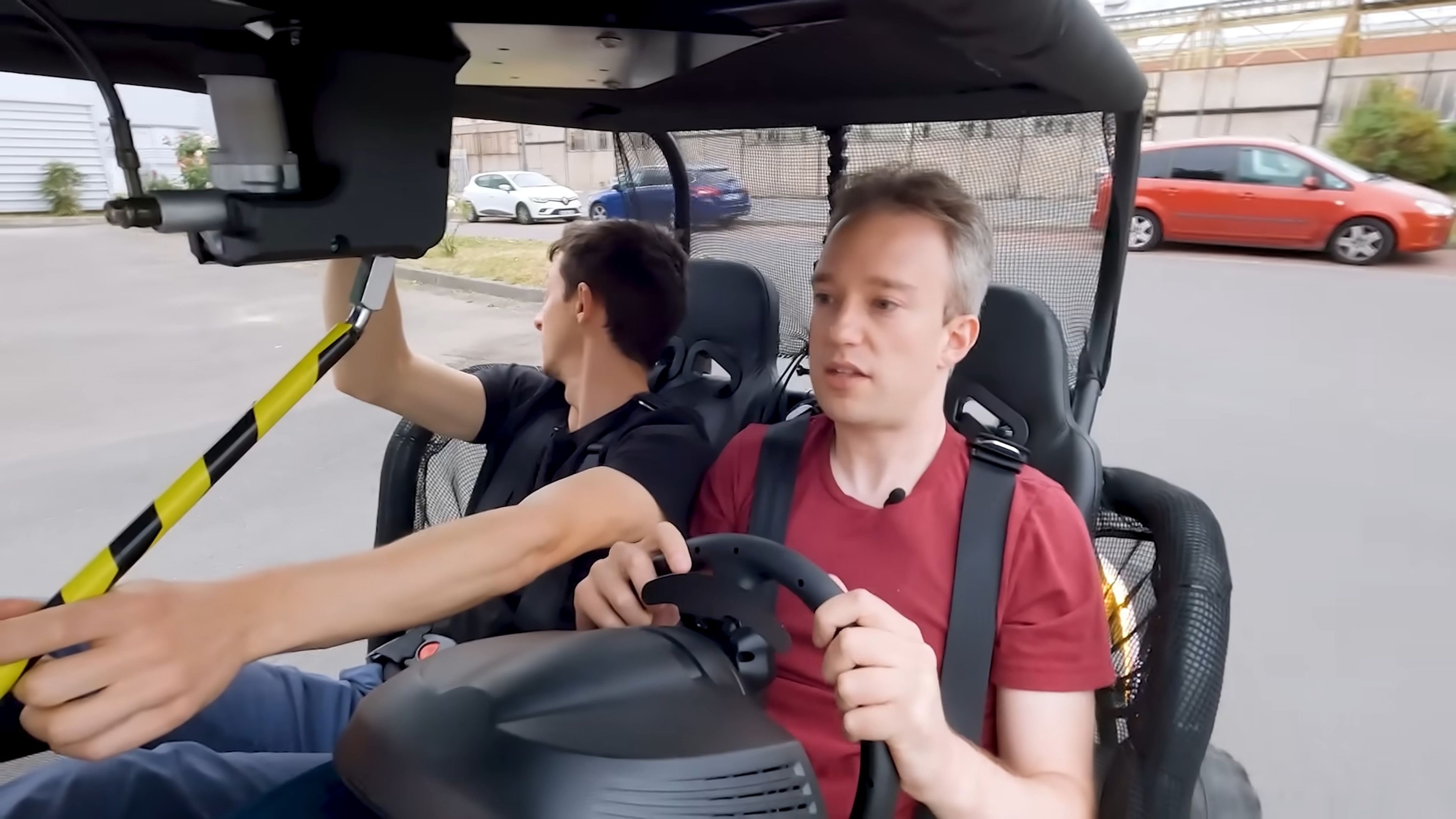 Un youtuber crea un coche que se conduce hacia atrás usando televisores en vez de luna delantera