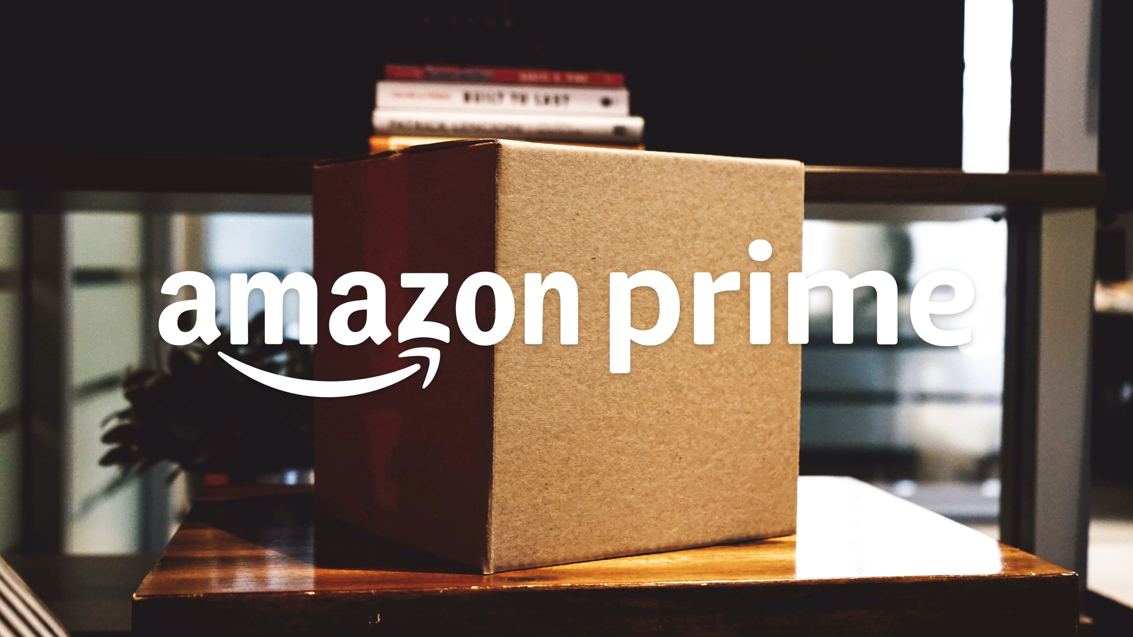 Caja de cartón con el logo de Amazon Prime sobreimpresionado por encima