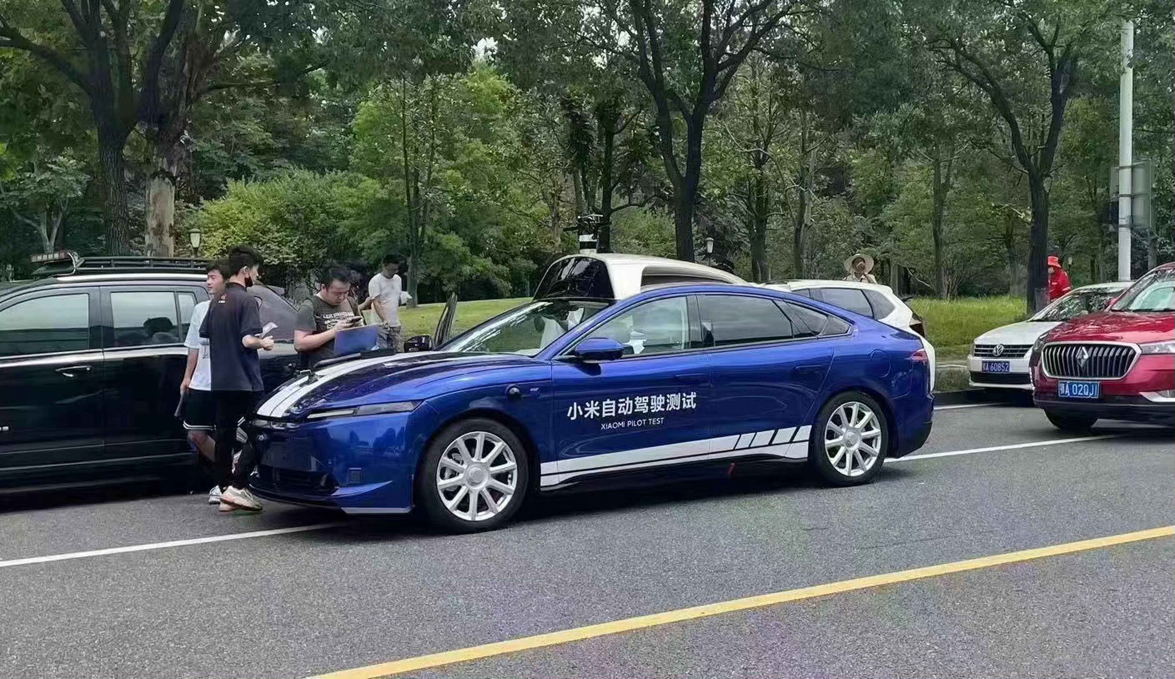 El coche autónomo de Xiaomi se deja ver a plena luz del día confirmando su diseño deportivo