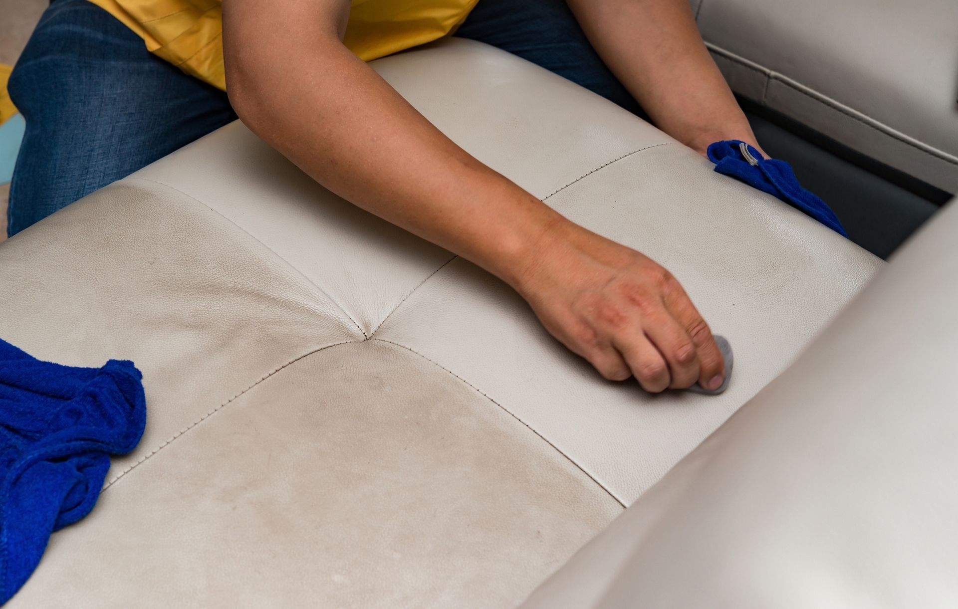 Cómo limpiar el cuero de sofás y ropa sin dañarlo