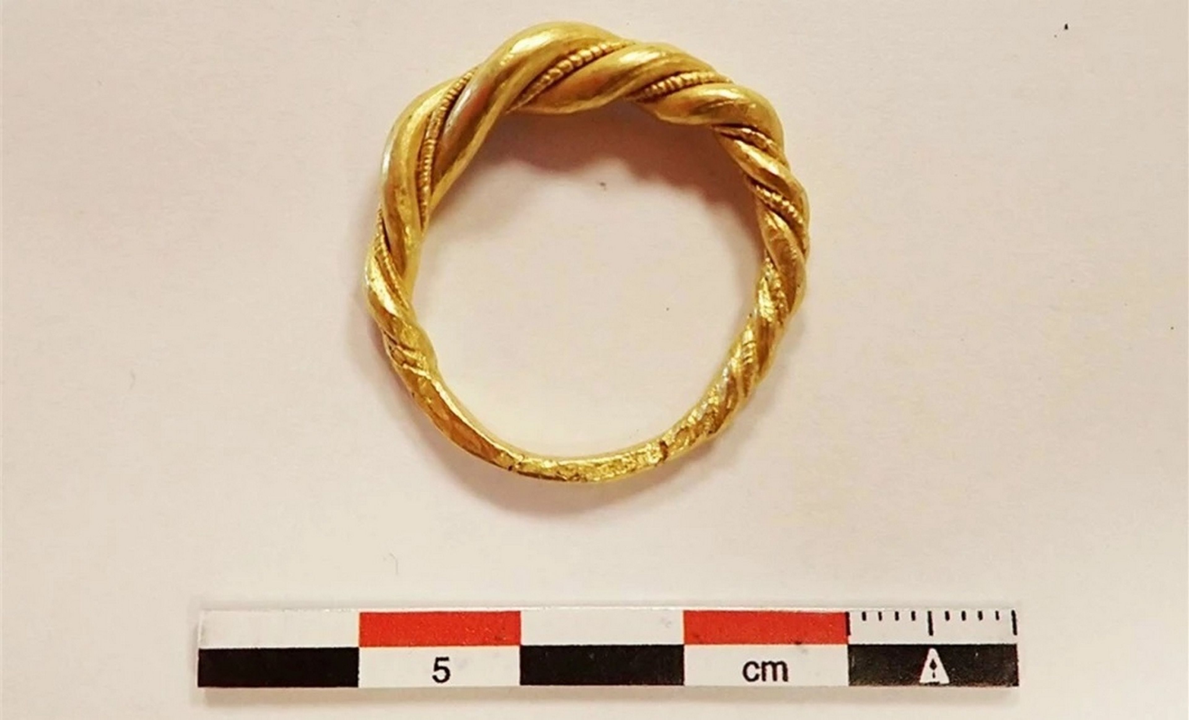 Compra unas baratijas en una joyería online y descubre un anillo vikingo de oro macizo de hace 1.000 años