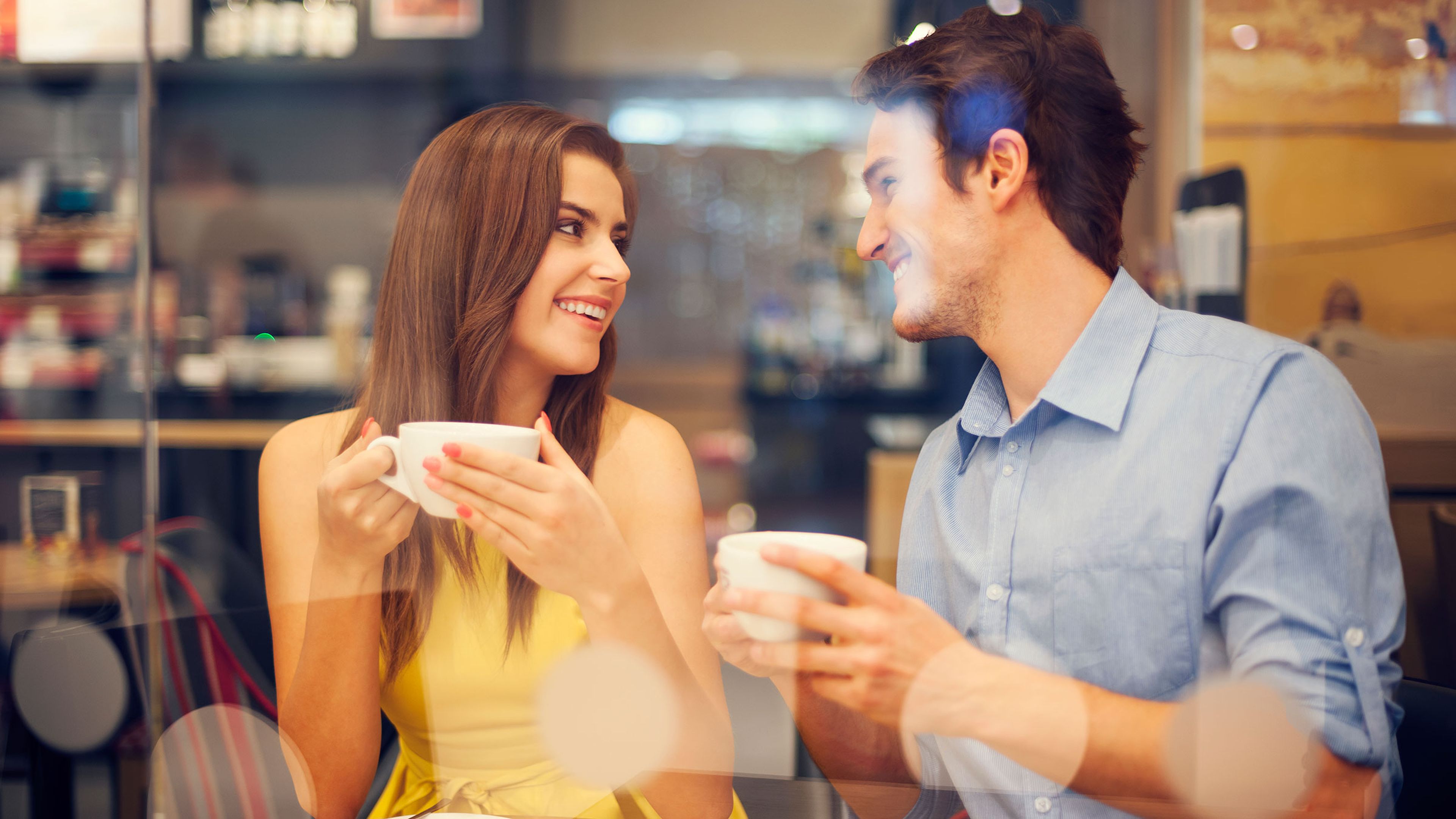 Dos personas tomándose un café