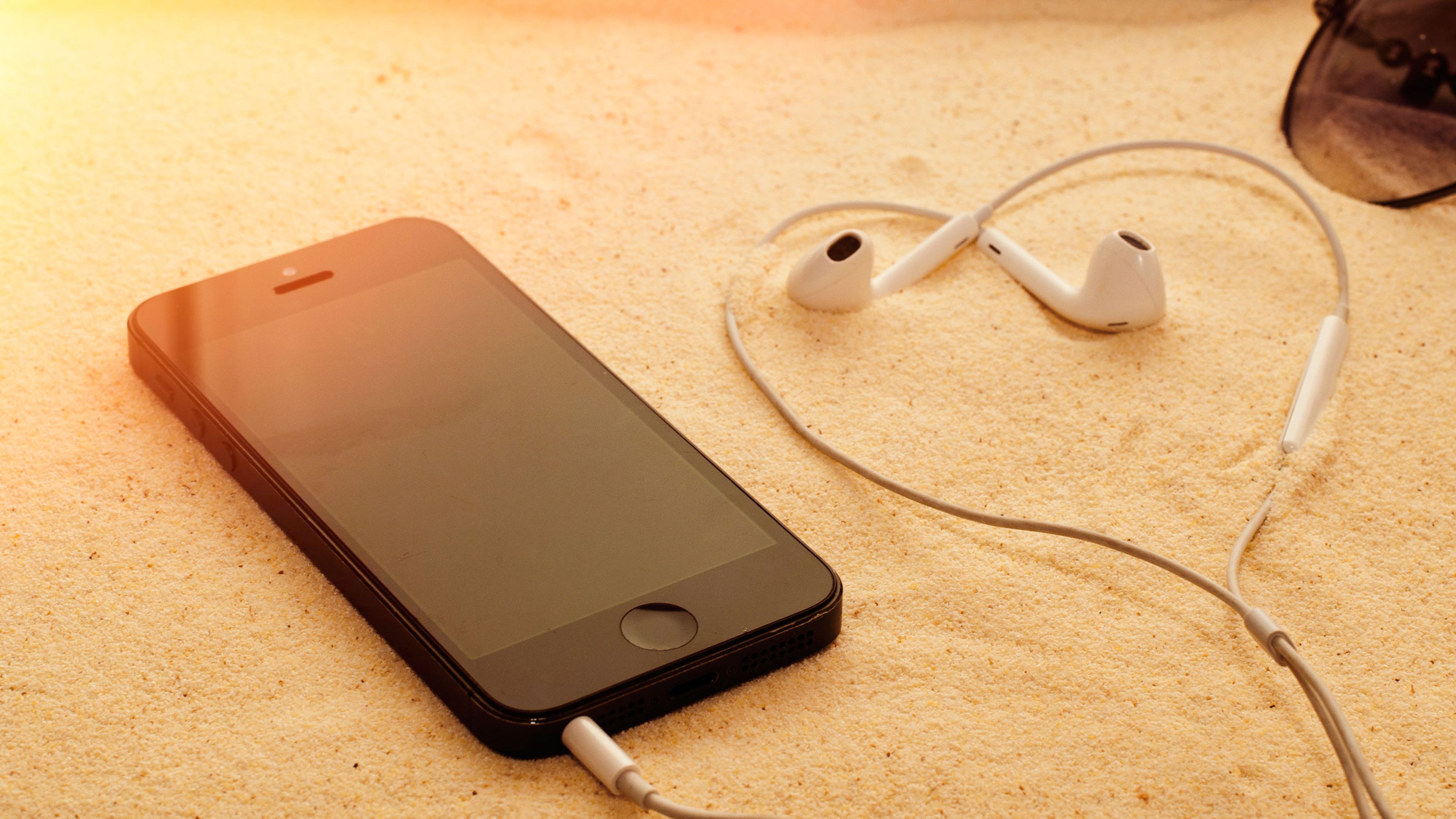iPhone sobre arena de la playa
