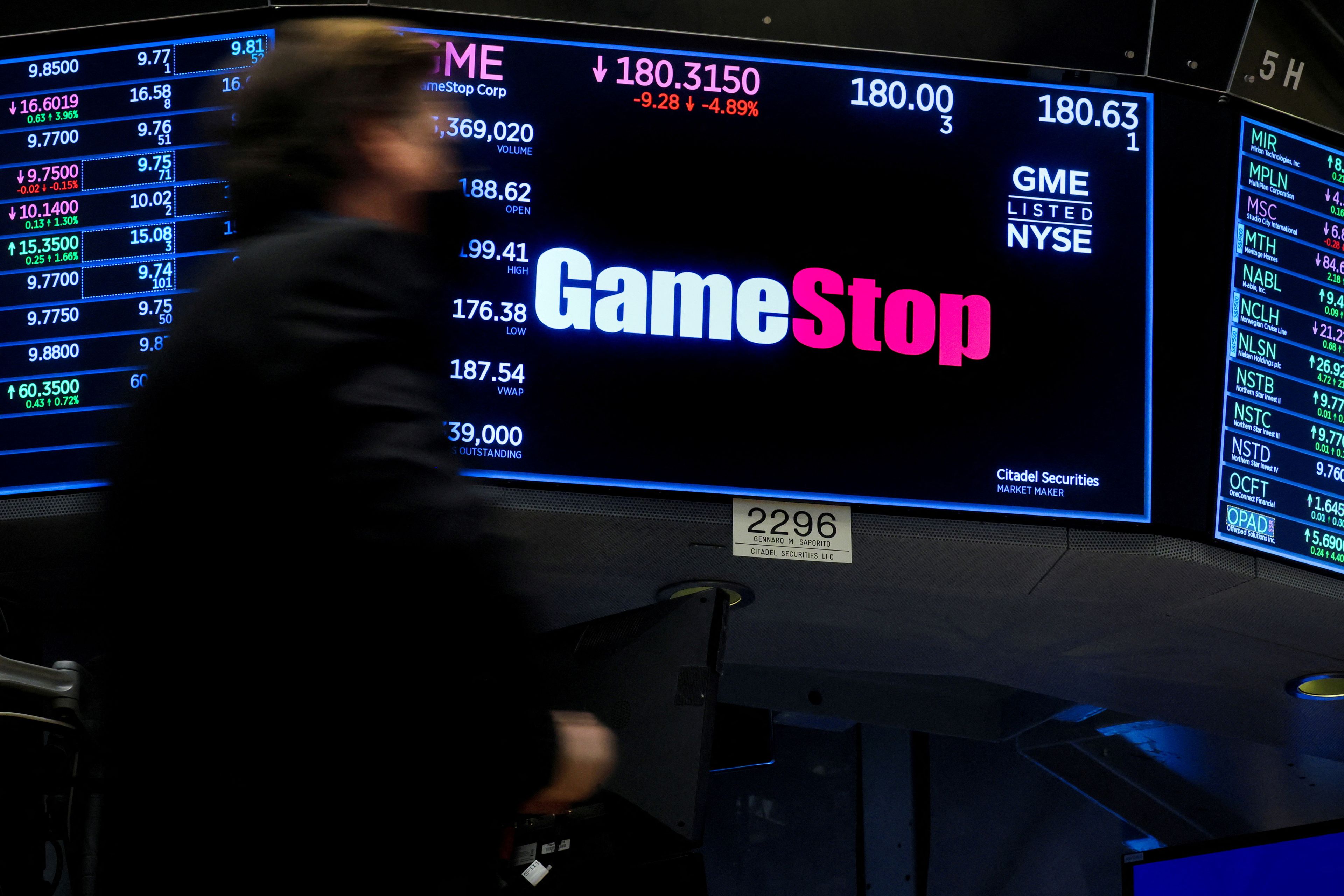 Logo de GameStop en el New York Stock Exchange.