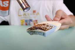 ¡No puede ser bueno! El polémico helado chino que no se derrite ni con el fuego (vídeo)