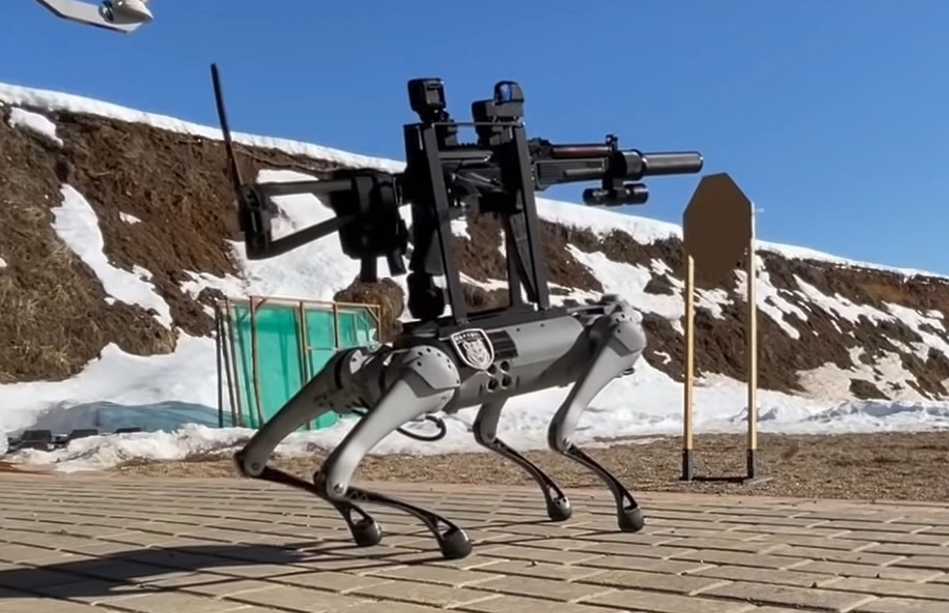 Perro robot disparando una metralleta, ¿qué puede salir mal?