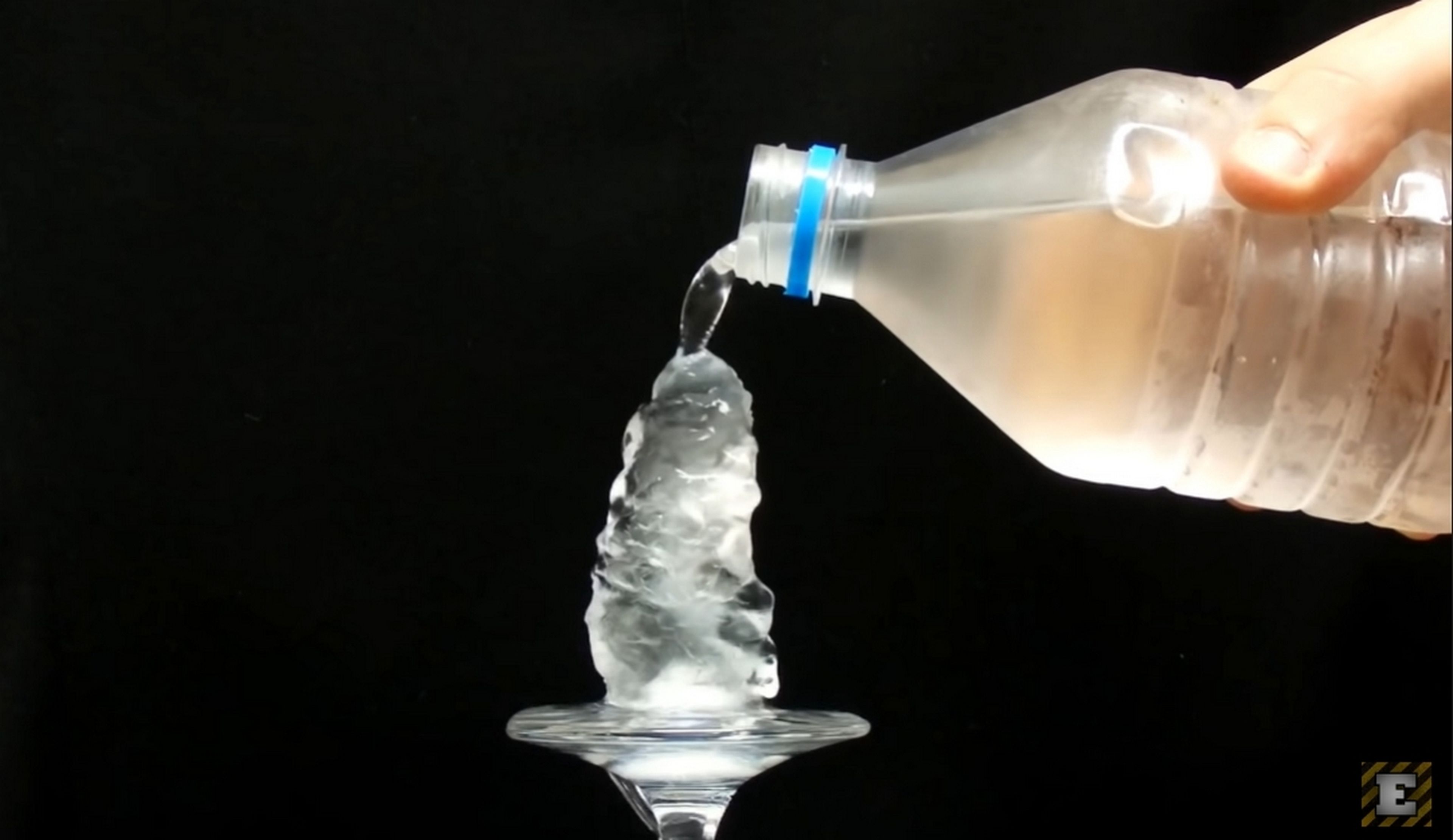 Así puedes hacer el truco viral para congelar el agua en un segundo