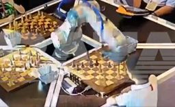 Un robot rompe el dedo a un niño durante una partida de ajedrez