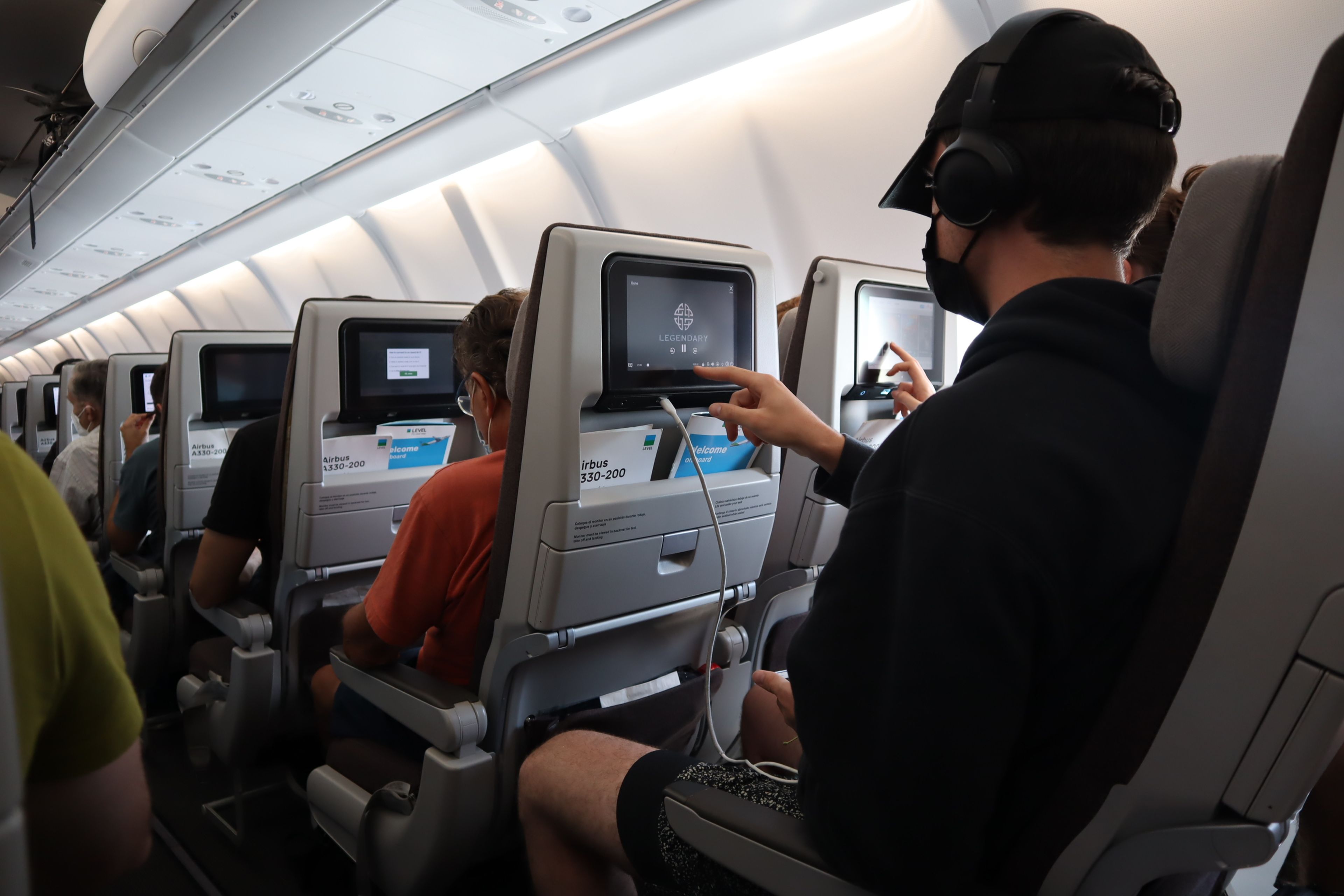 En el avión Airbus A300-200 puedes pedir comidas y bebidas del bar directamente de las pantallas.