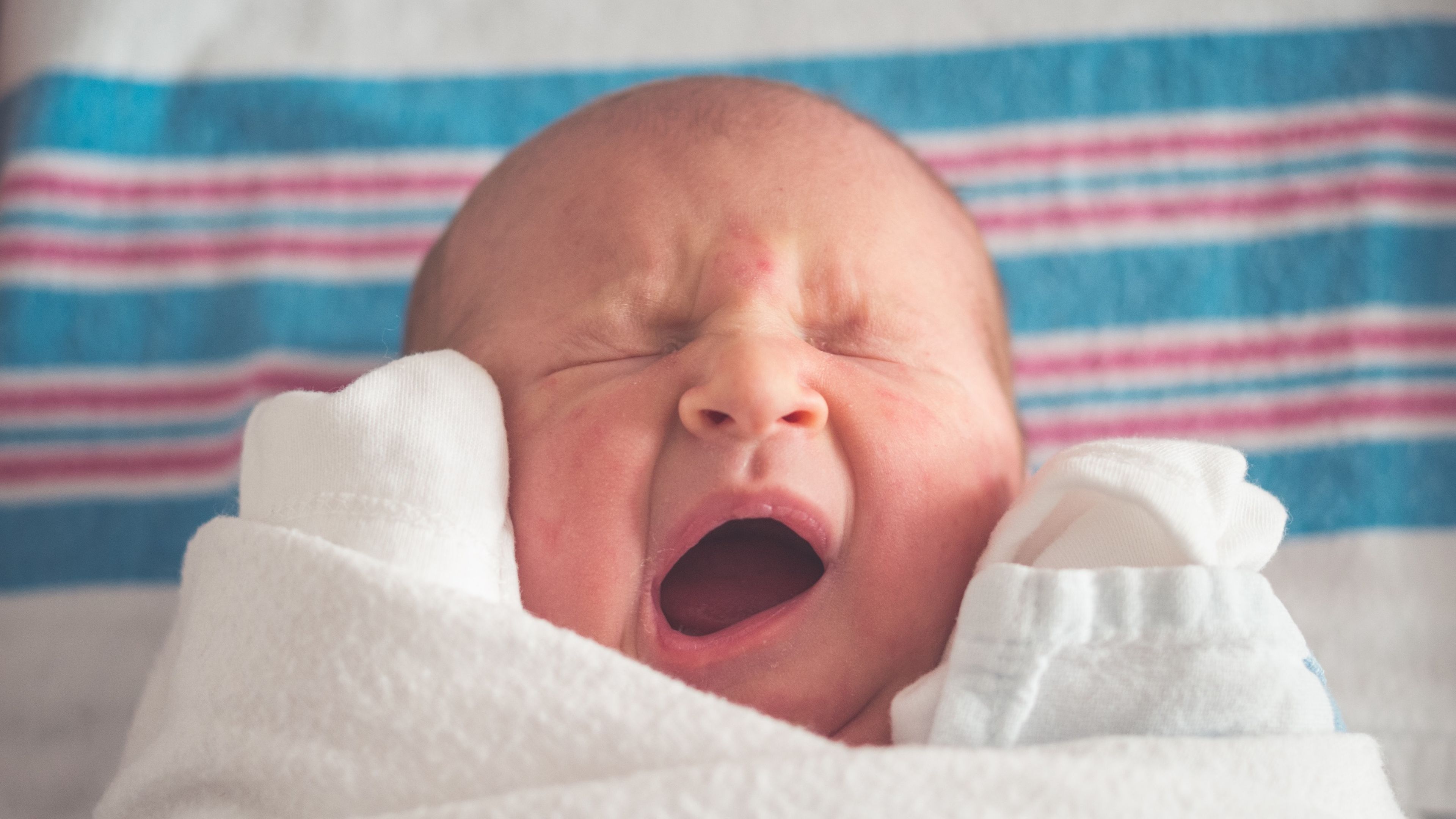 Bebé recién nacido bostezando