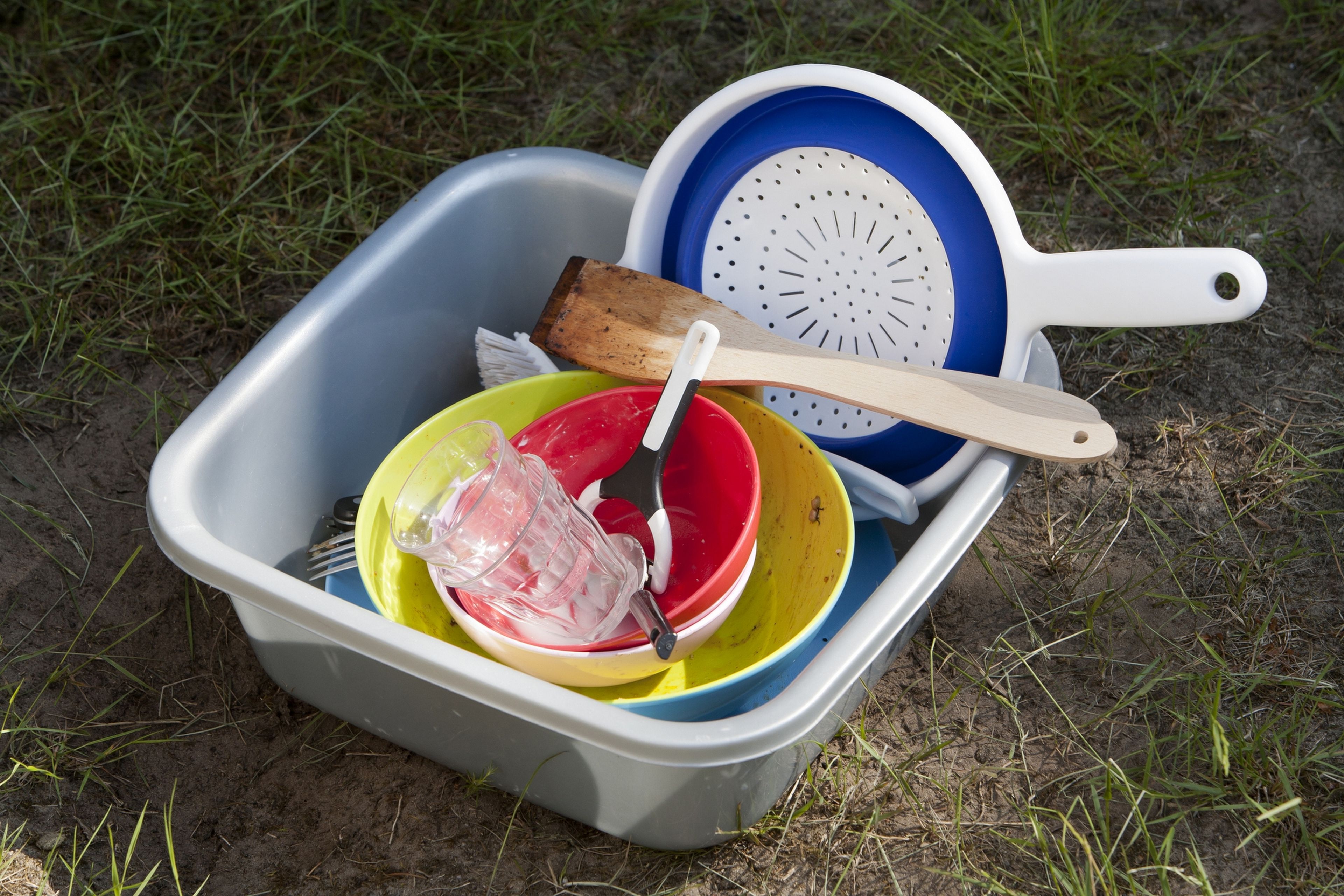 ¿De camping o en una caravana? Cómo lavar los platos si no tienes agua corriente