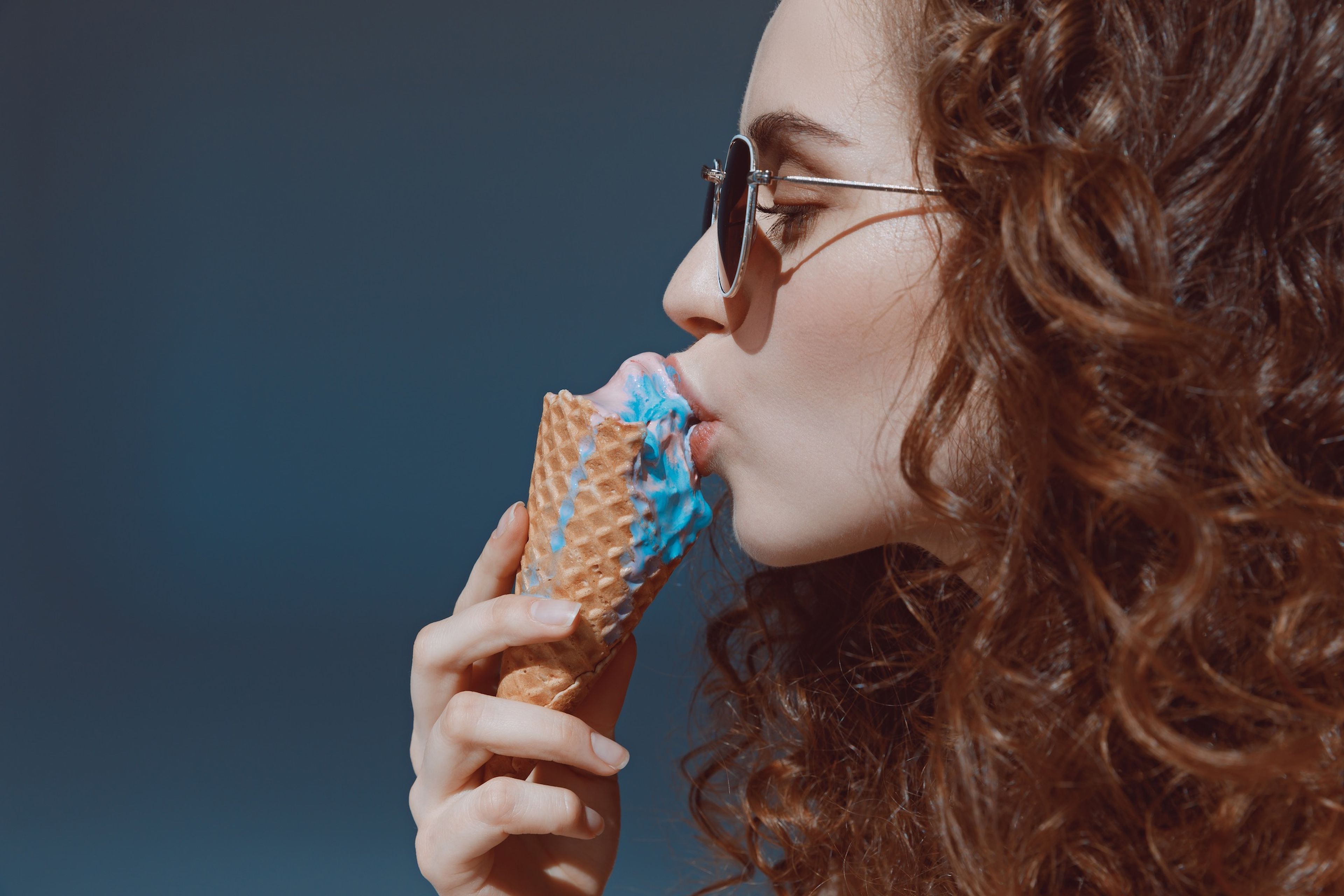 Chica comiendo un helado