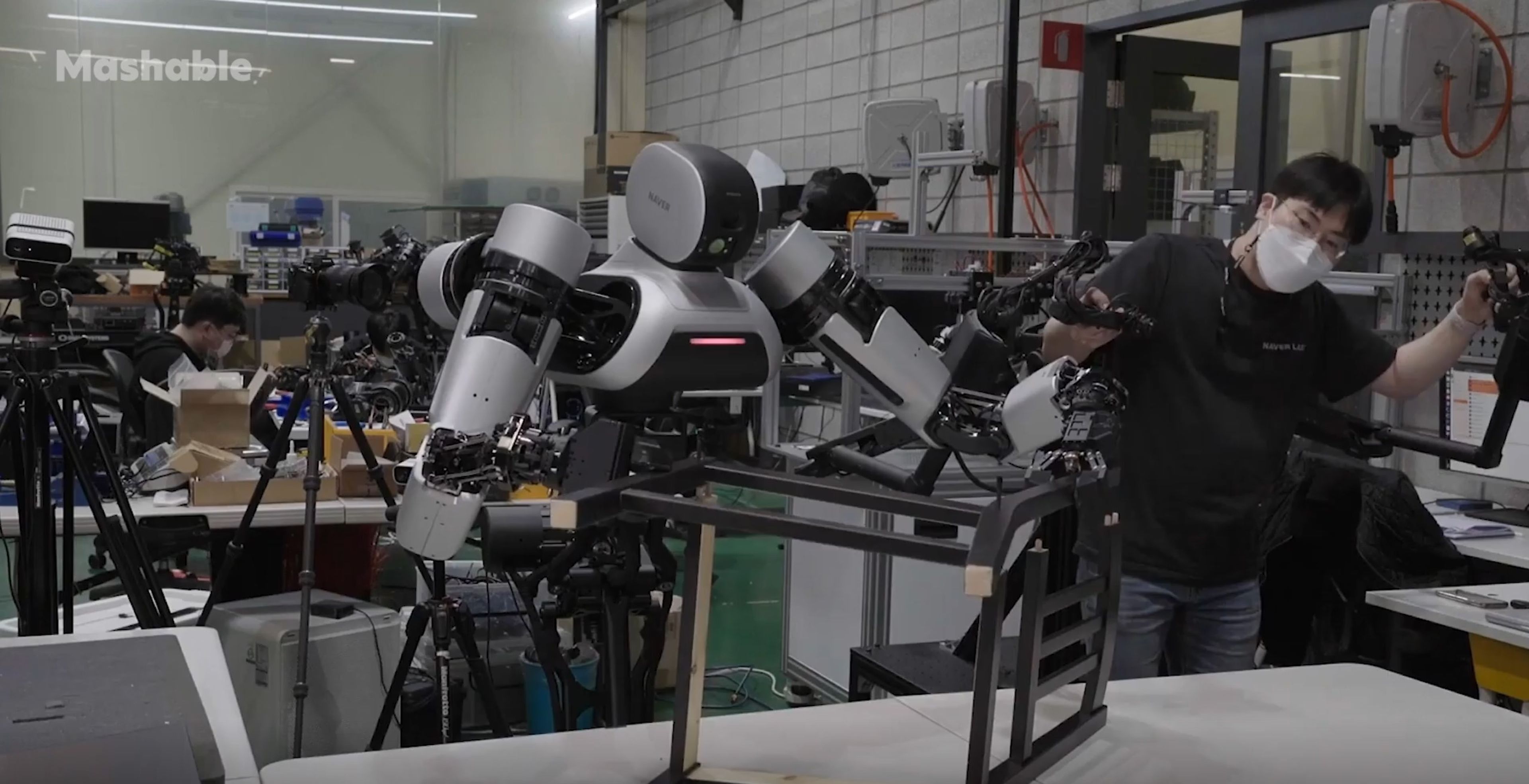 Por fin un robot que consigue hacer algo útil: montar muebles de IKEA