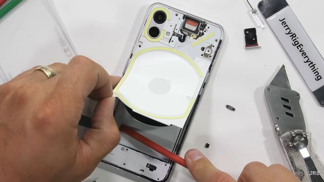 Nothing trabaja en su primer smartphone con… ¿carcasa transparente?
