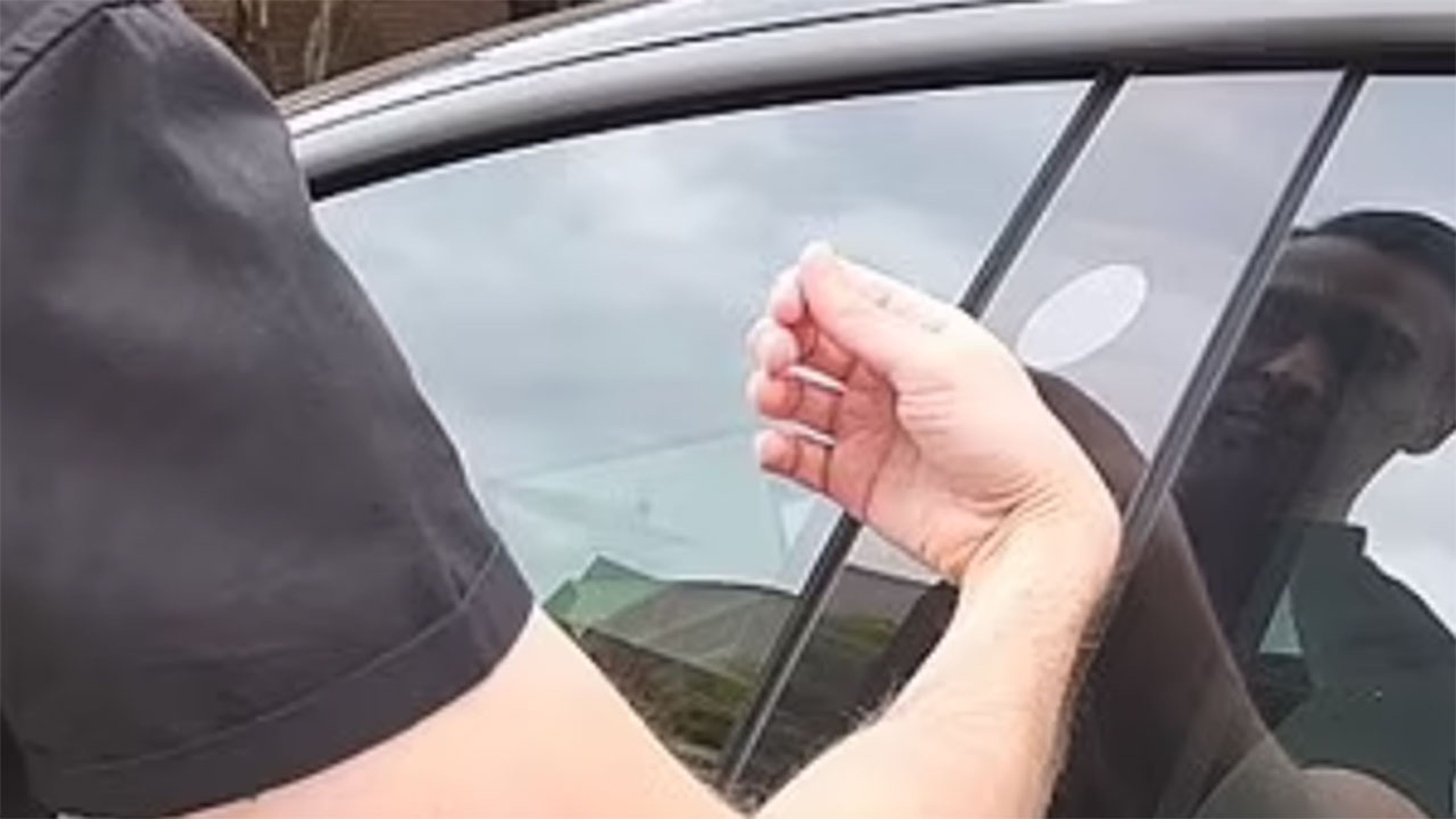 Este propietario de un Tesla se implanta un chip en su mano para desbloquear su coche y no depender del móvil