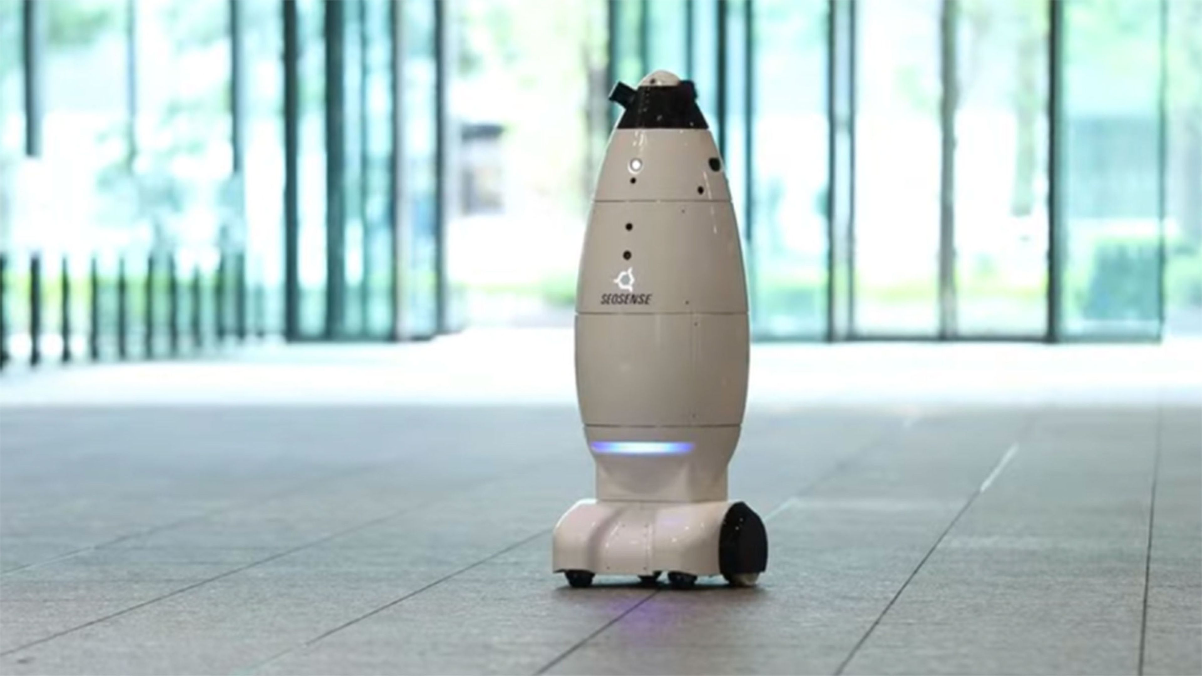 Robots al estilo R2-D2 patrullan el edificio del gobierno metropolitano en Tokio