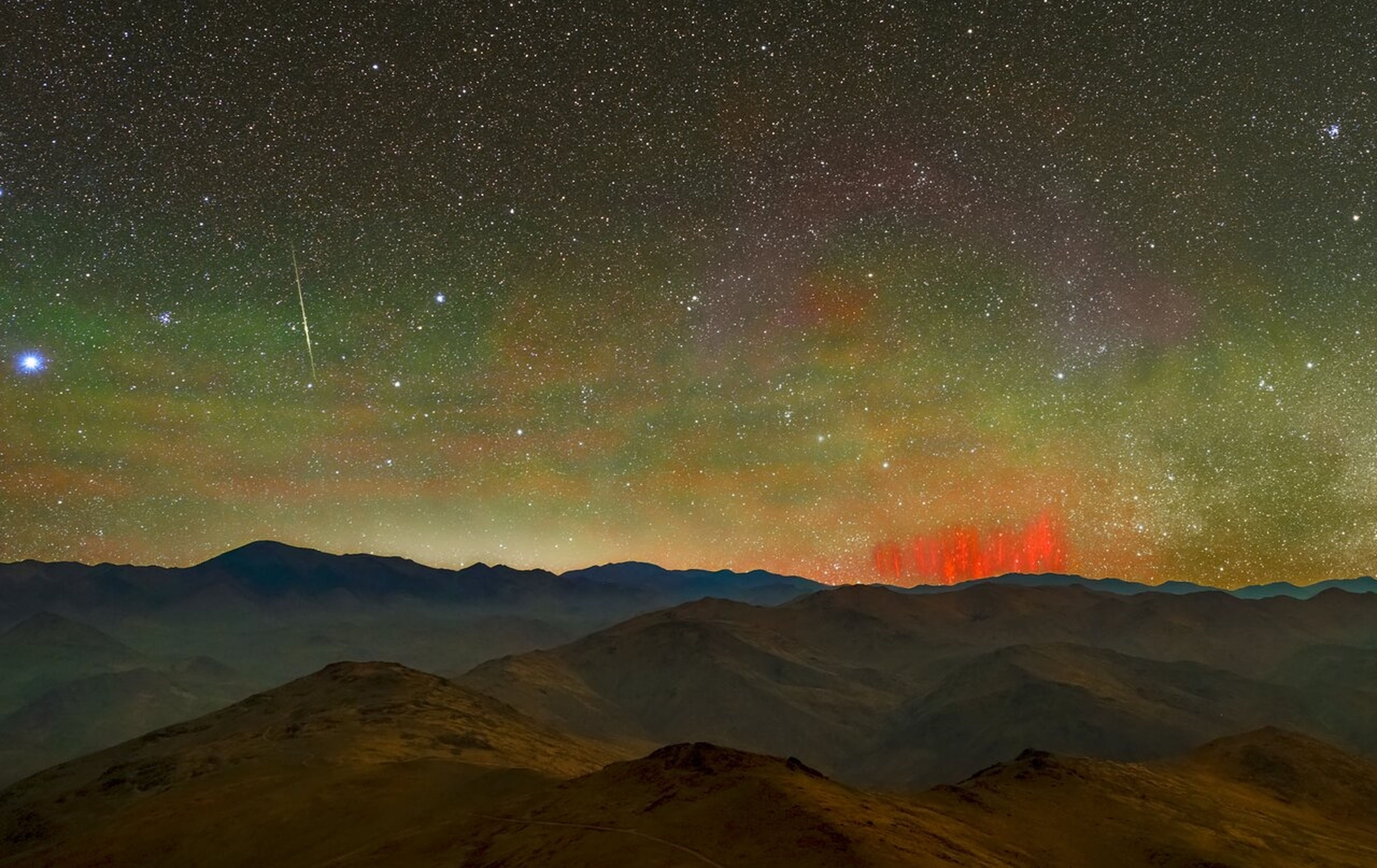 Qué son estas extrañas vetas rojas que han aparecido en los cielos del desierto de Atacama, en Chile