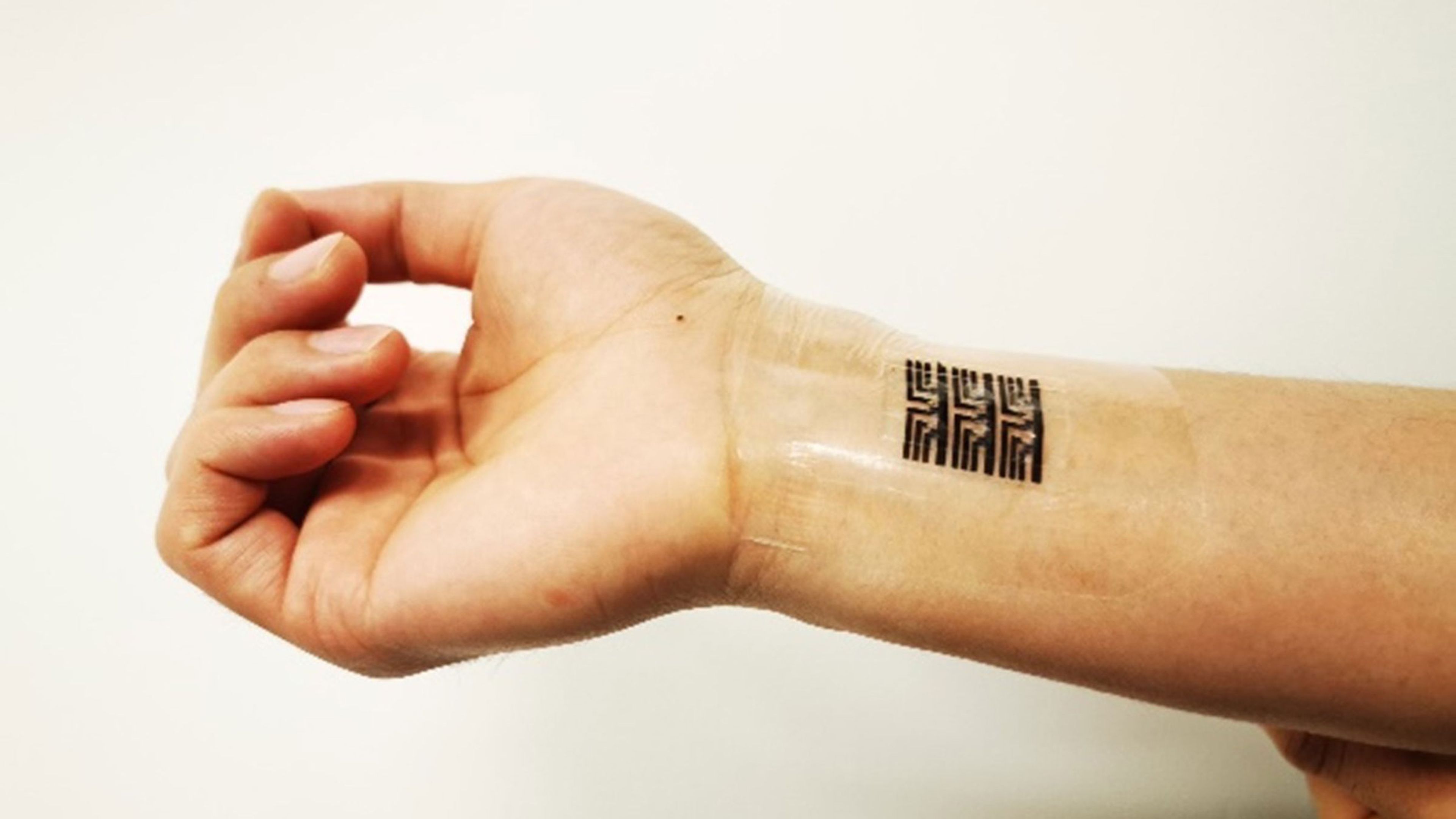 Este tatuaje es un sensor elástico que funciona como un cerebro para procesar datos de tu salud