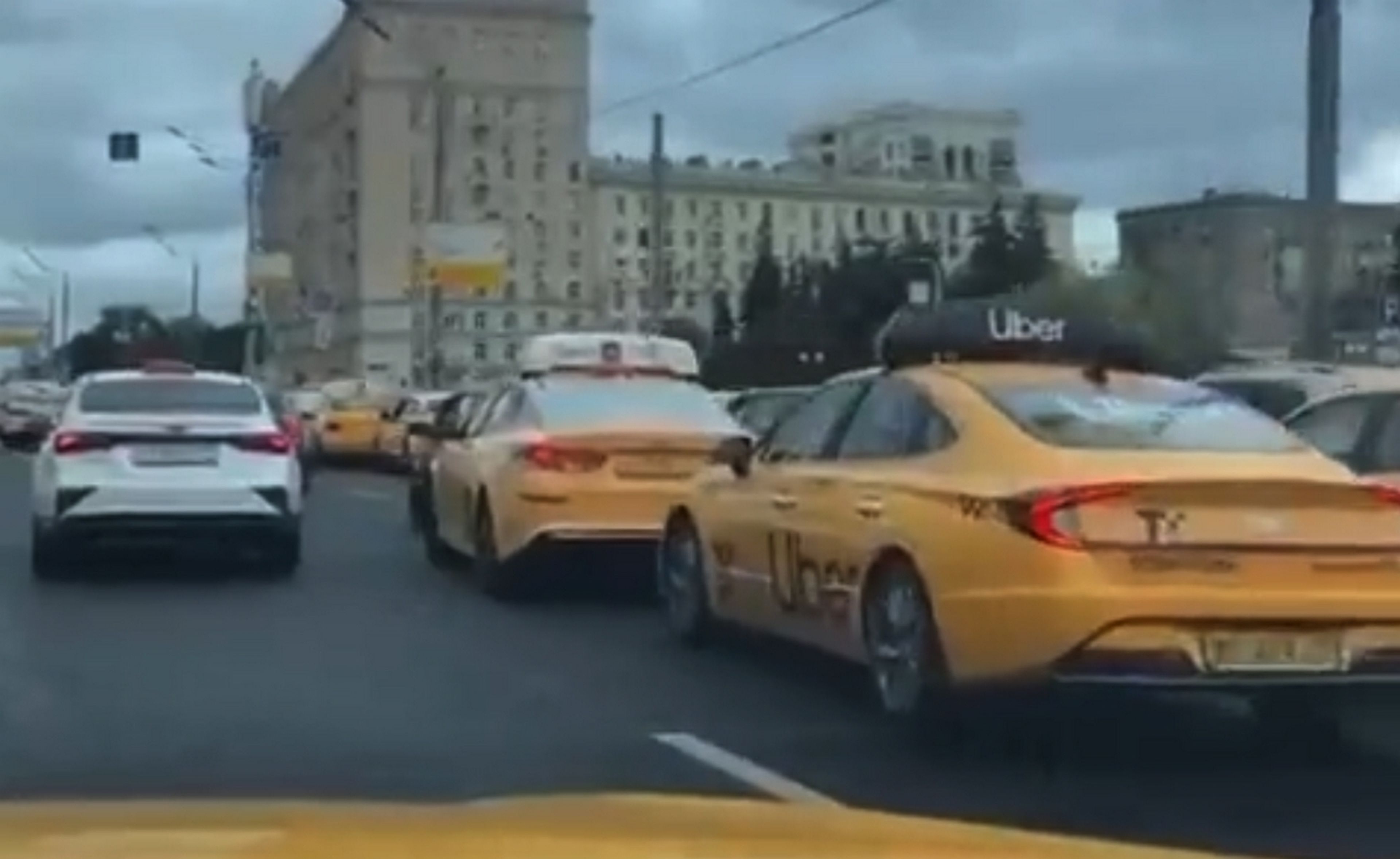 Anonymous provoca un atasco monumental en Moscú hackeando una app de taxis