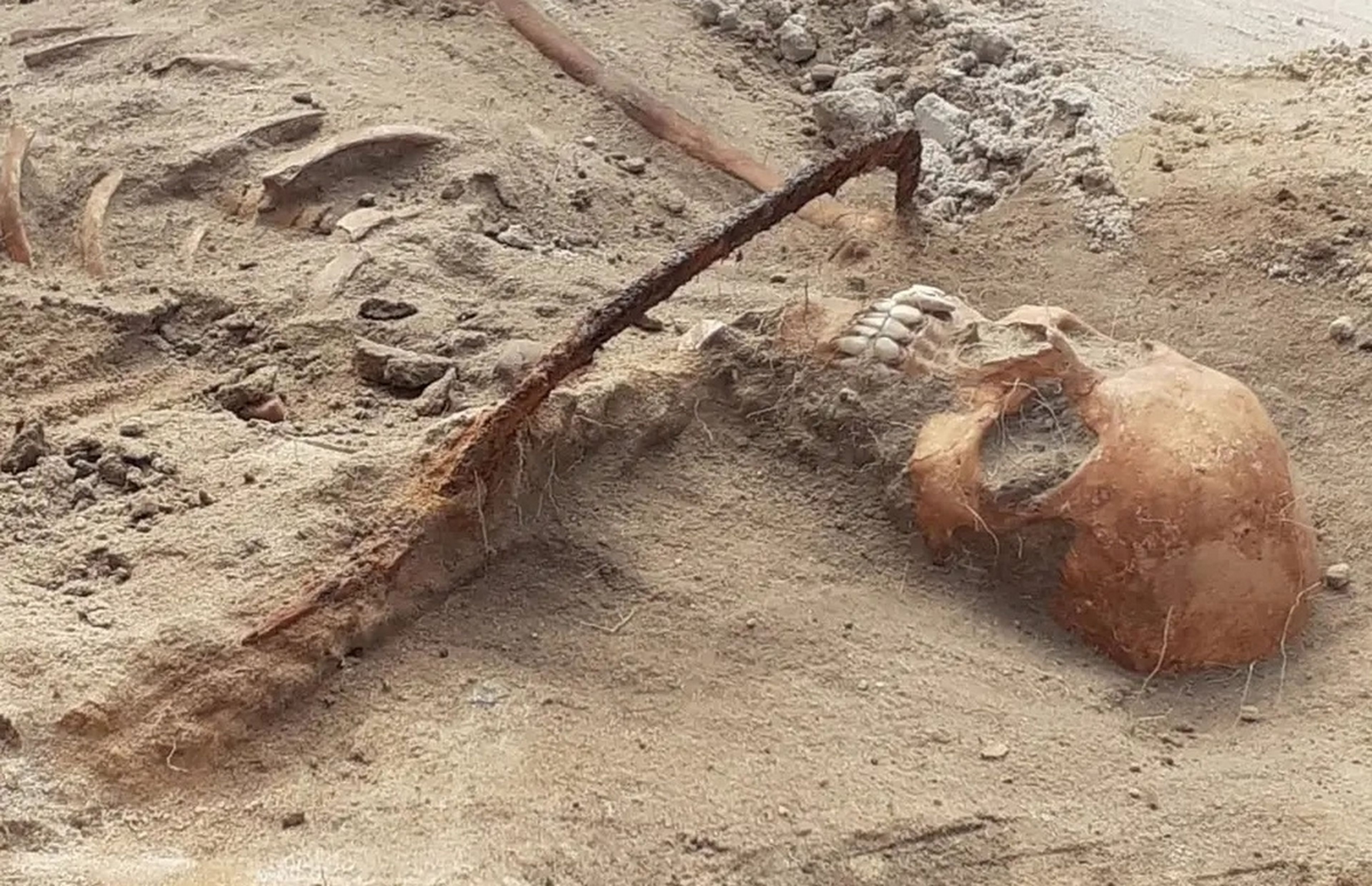 Encuentran una "vampira" en Polonia enterrada hace 400 años con una hoz en el cuello, para impedir que se levante de entre los muertos