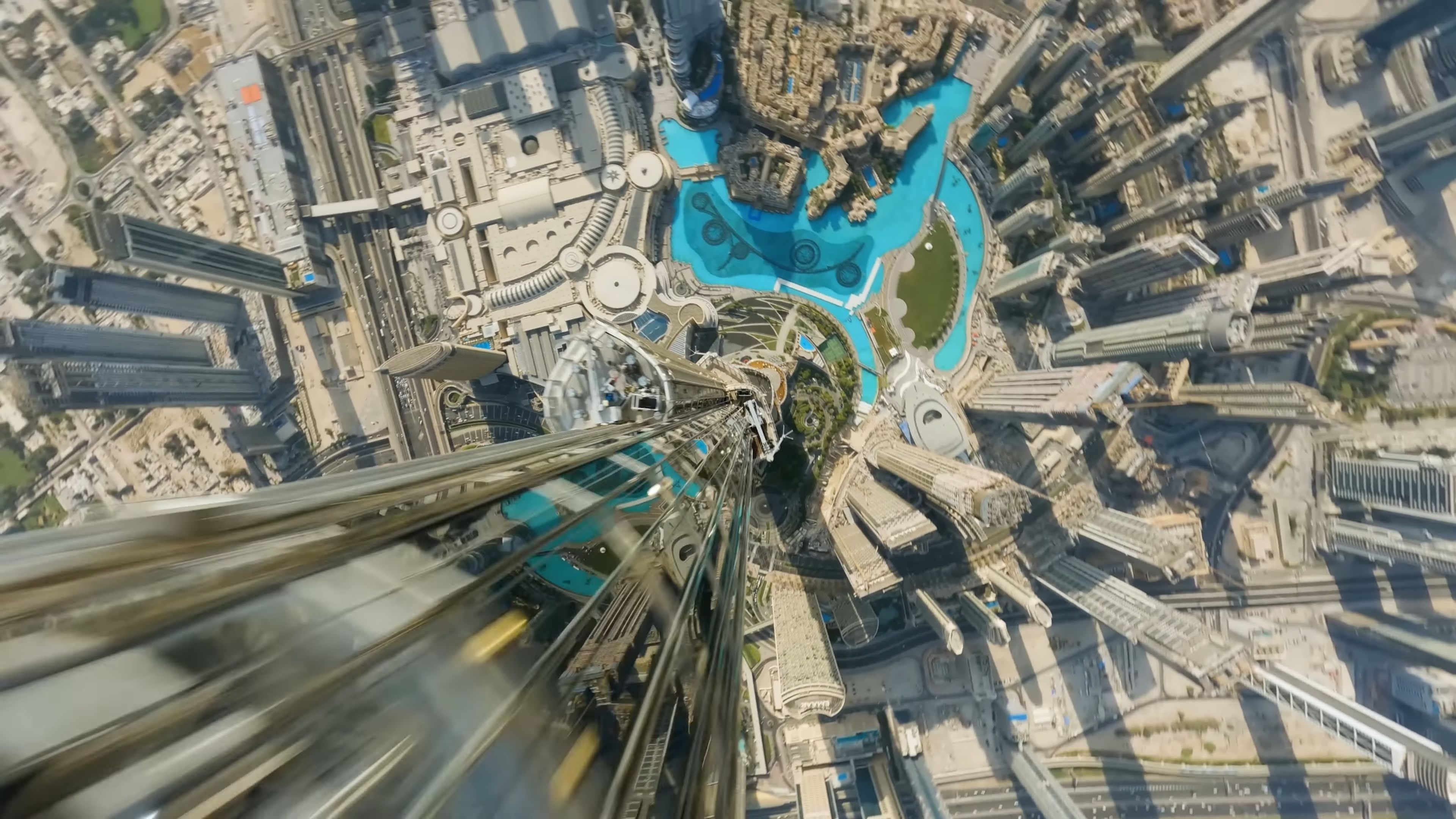 Un espectacular vídeo en caída libre desde el edificio más alto del planeta