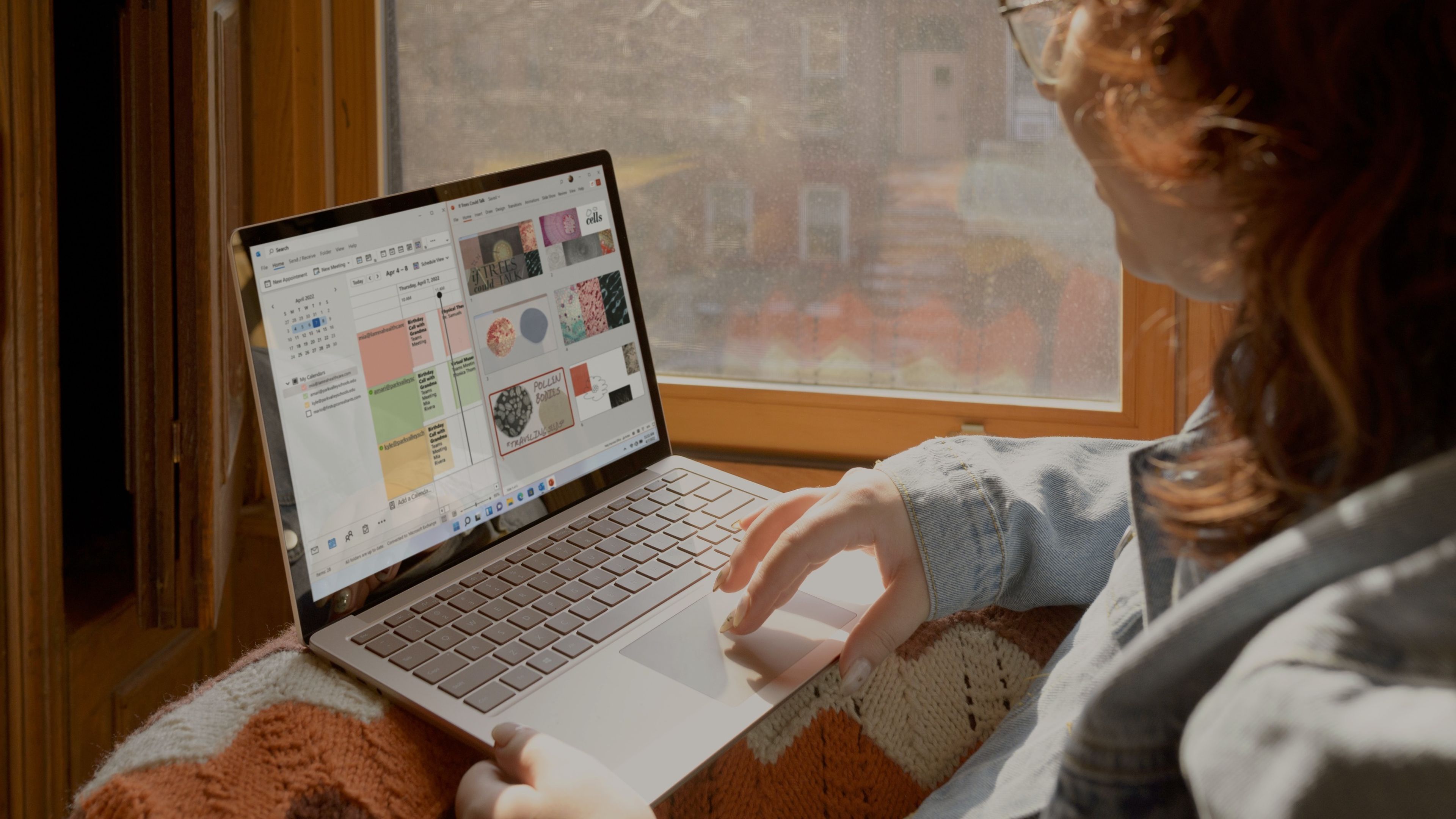 Mujer usando una computadora portátil con programas de oficina