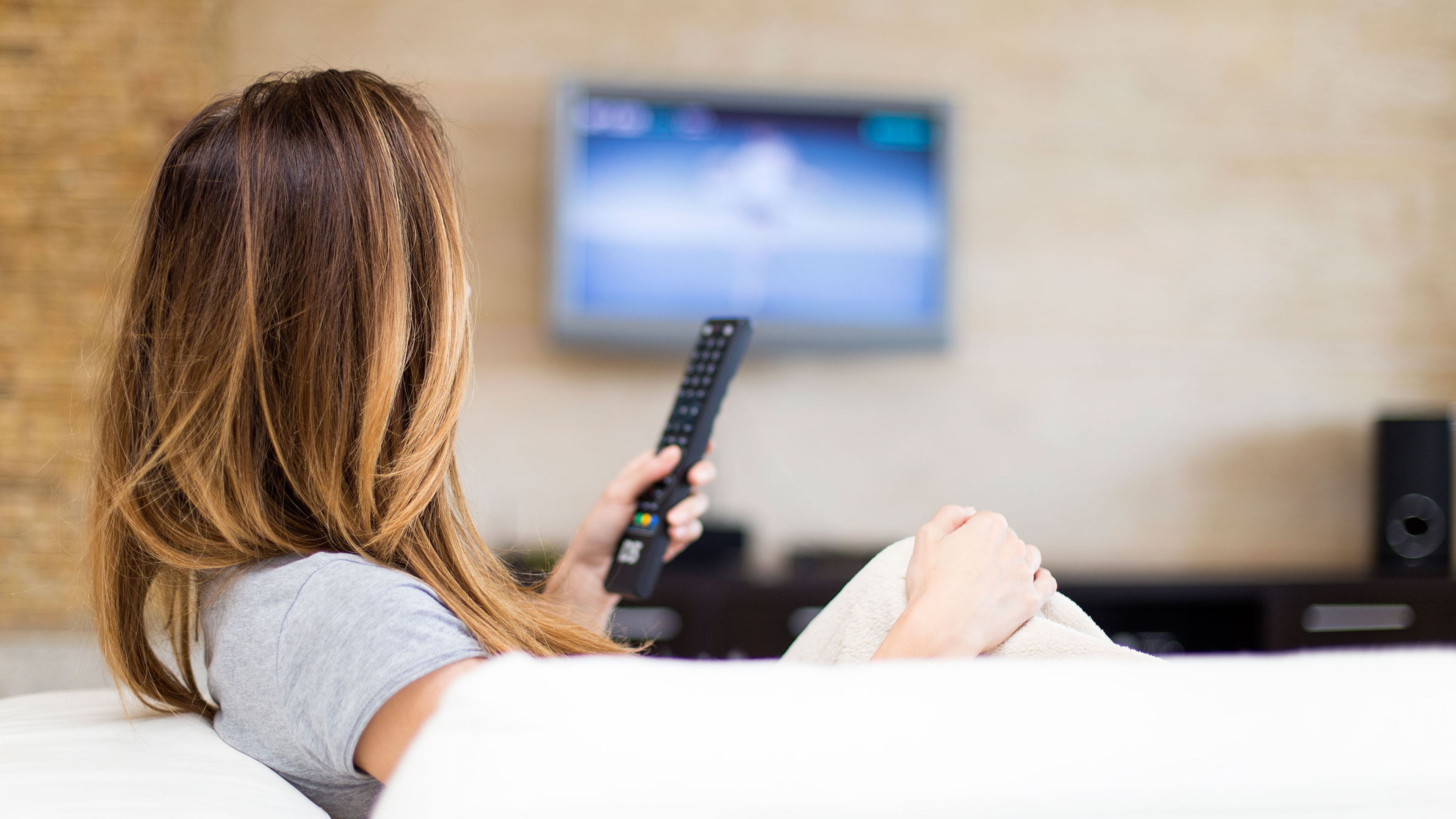 Mujer viendo la televisión