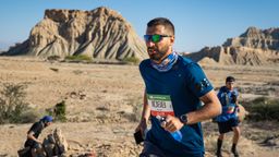 Persona corriendo una carrera de trail running