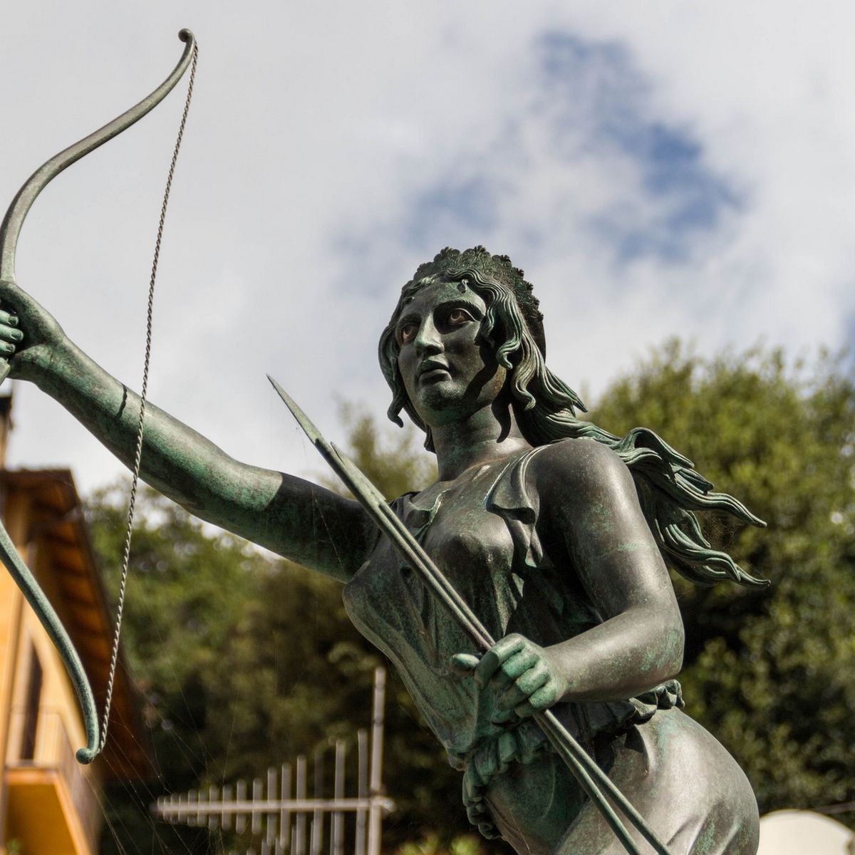 artemis mitología griega estatua