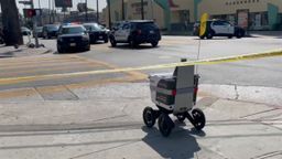 Un robot de entrega de alimentos irrumpe en una escena policial ante la sorpresa de las autoridades