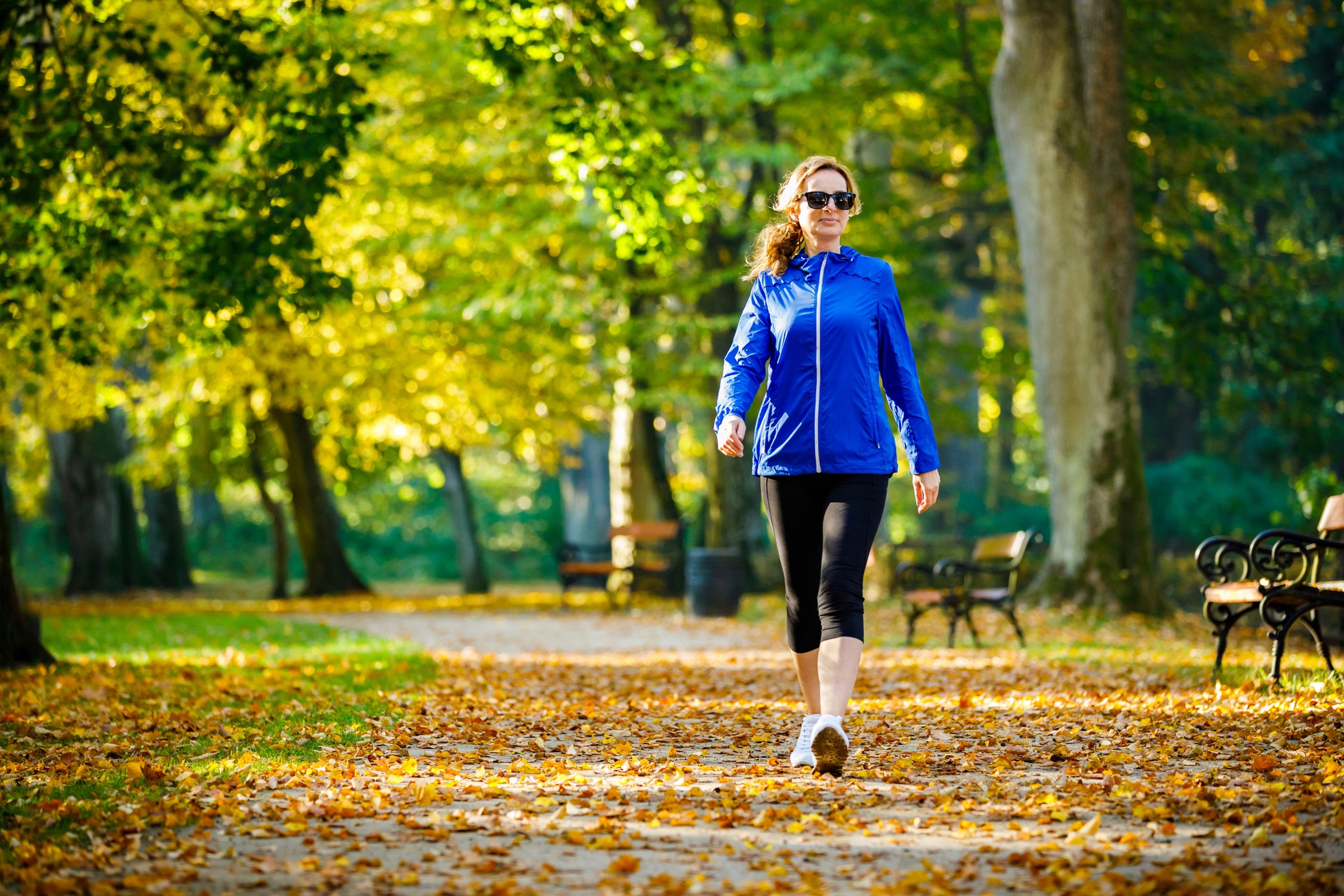 Si sales a andar como ejercicio, esto es lo que debes cambiar para quemar más calorías