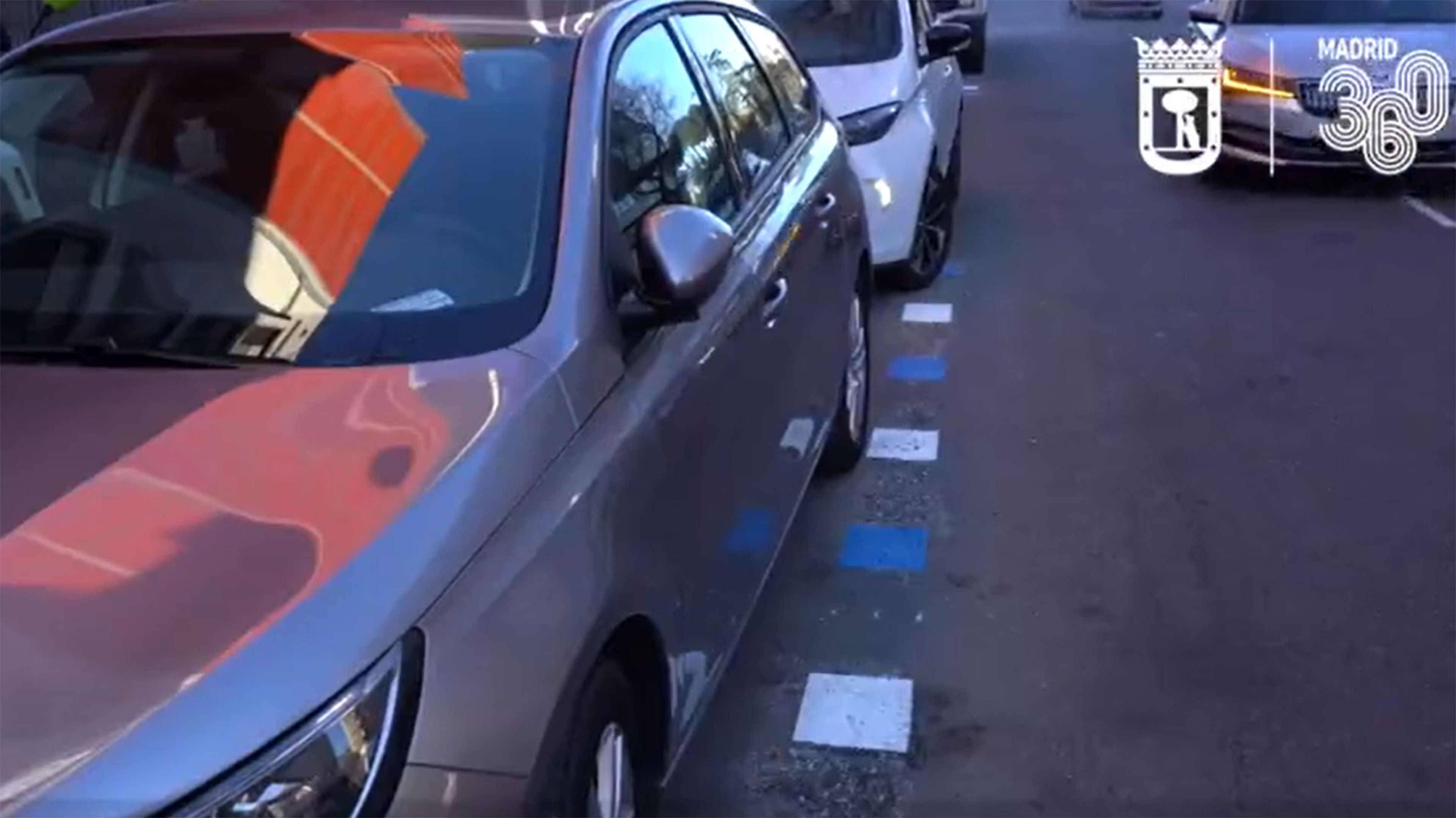 Esto significan las nuevas líneas azules en aparcamientos en las calles de Madrid