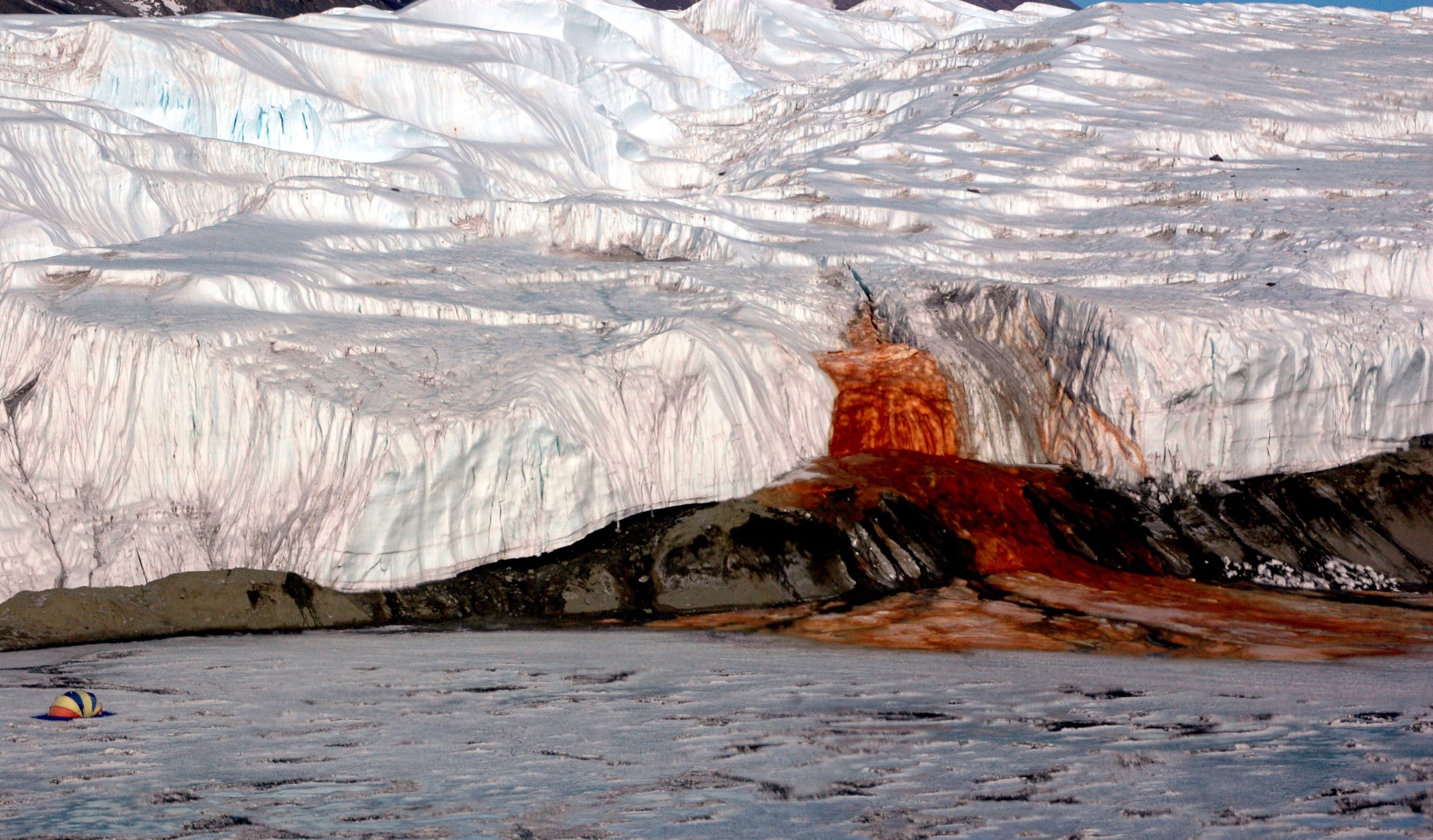 Las Cataratas de Sangre, una inquietante visión en plena Antártida, y una prueba de que la vida alienígena es posible