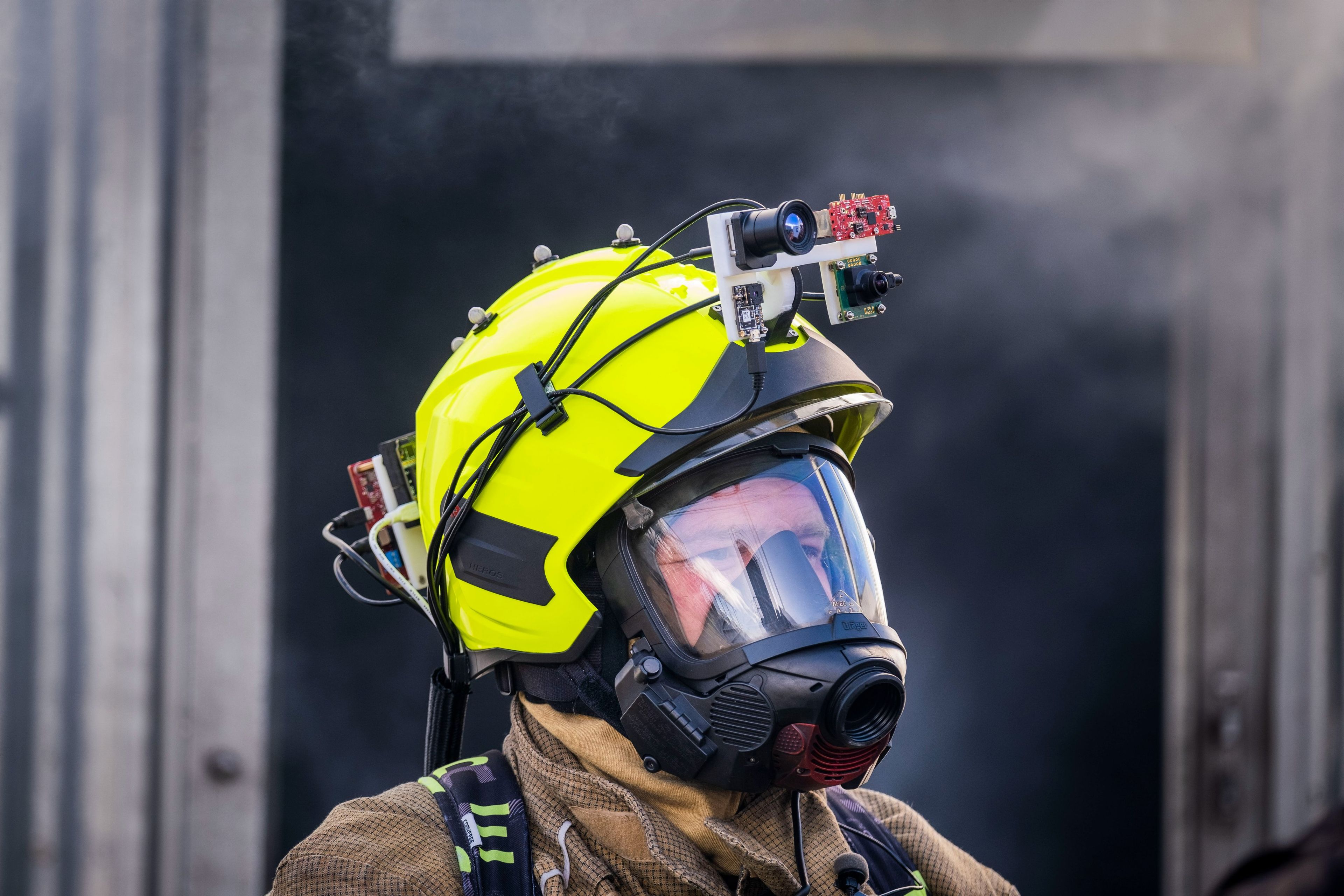 Crean un casco impulsado por IA para dar a los bomberos superpoderes