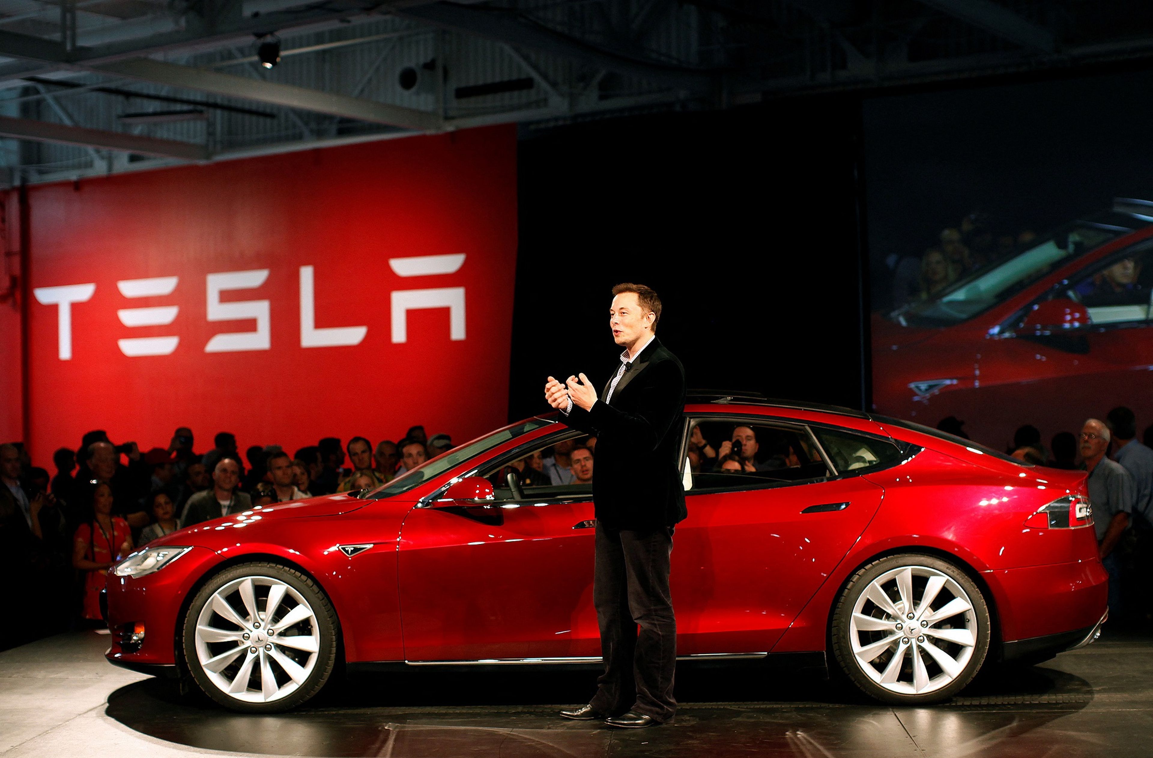 Elon Musk junto a un Tesla Model S.