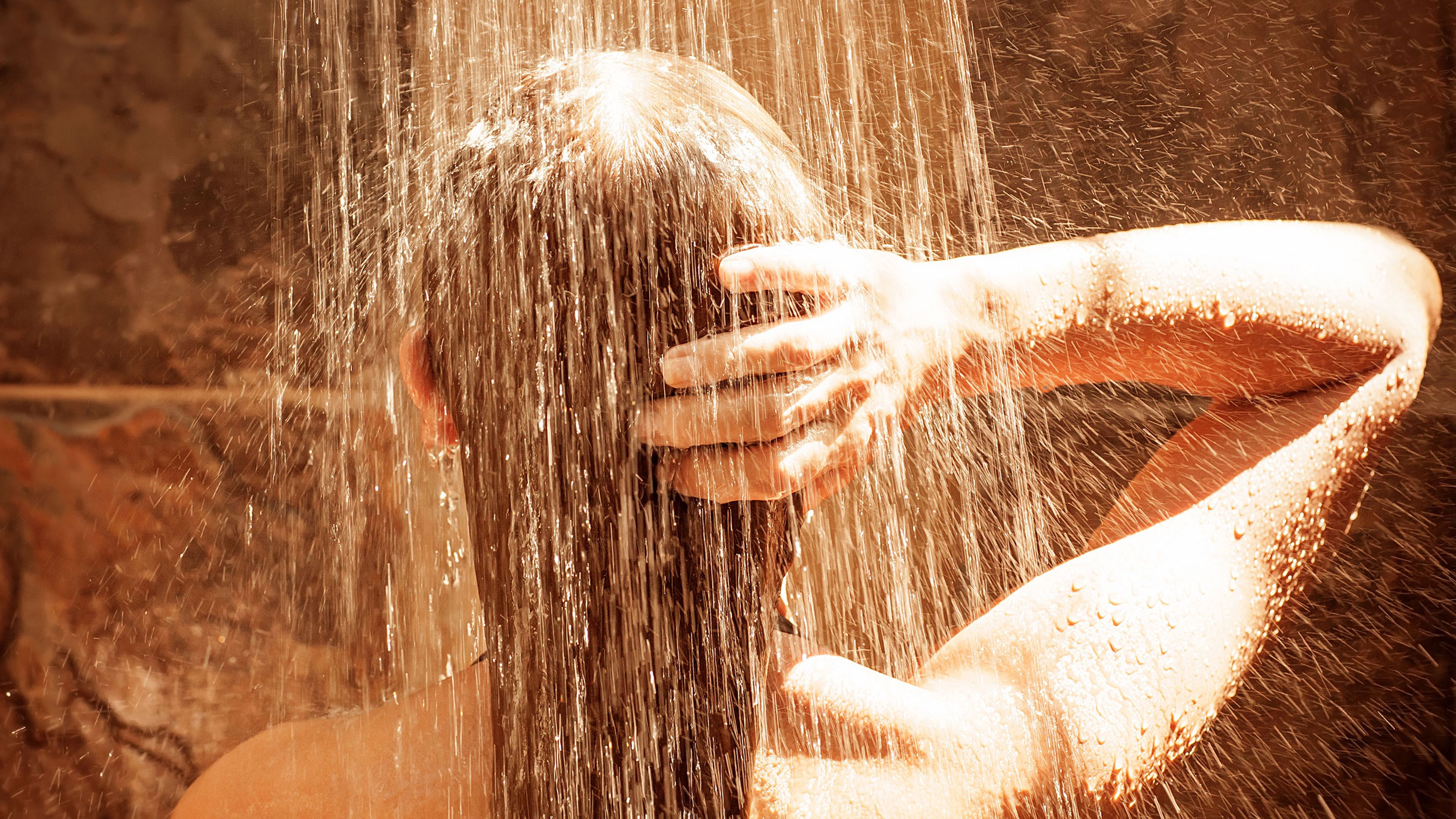 Mujer tomando una ducha