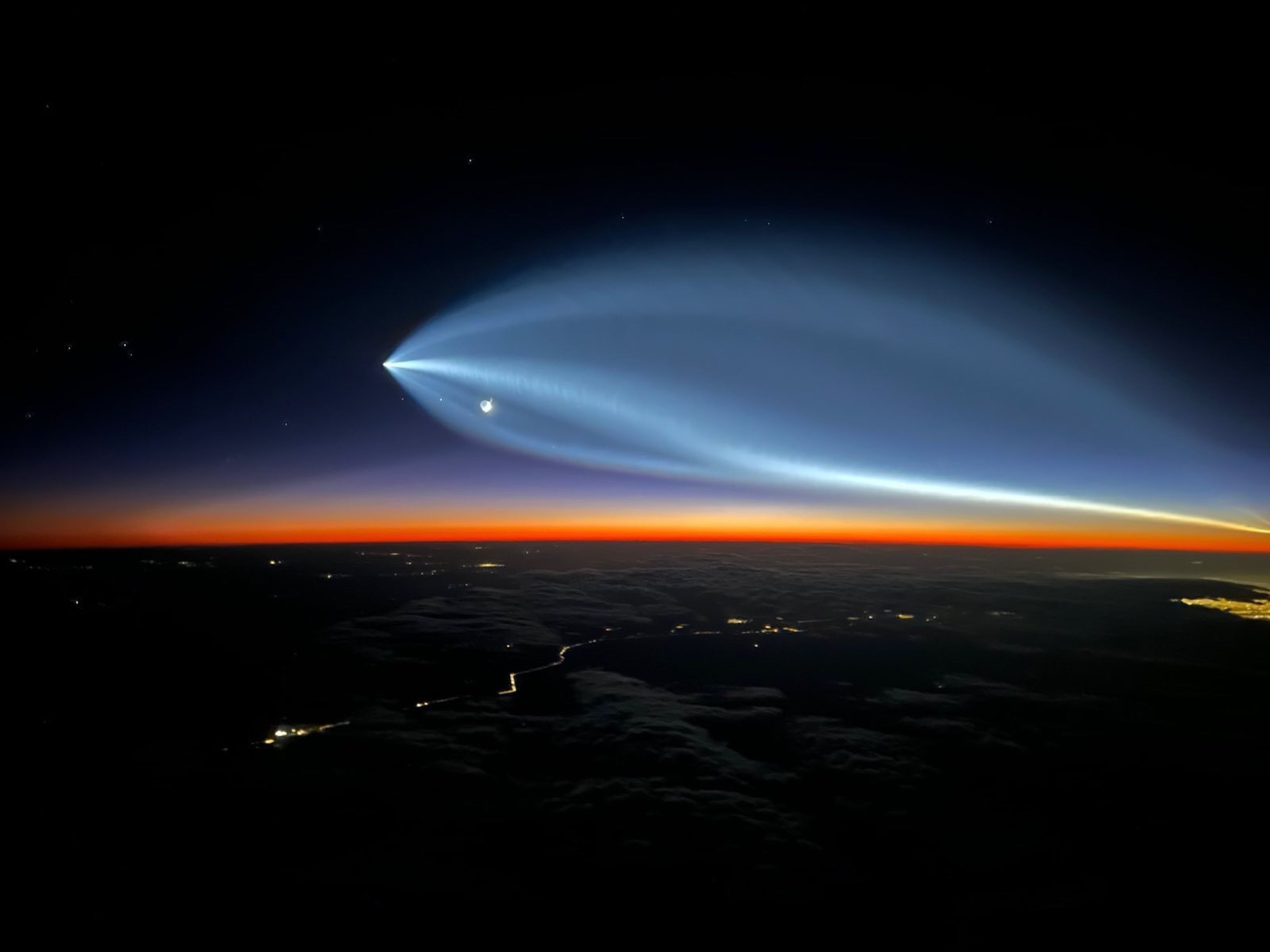 Así se ve un cohete de SpaceX alcanzar el Espacio desde la Tierra: es impresionante