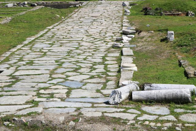 Muchas calzadas romanas tienen unas rocas blancas entre las piedras: no imaginas su utilidad 2000-anos-despues-calzadas-romanas-siguen-conduciendo-lugares-prosperos-europa-2883109