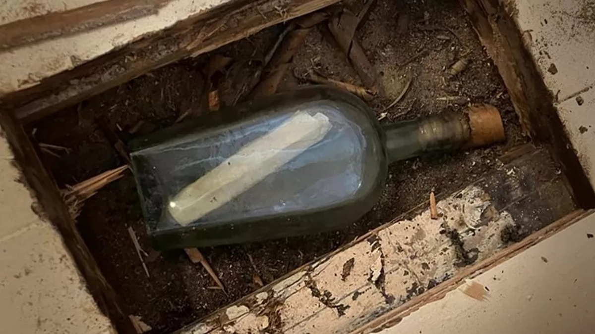 Encuentran Una Botella Con Mensaje De 1887, En El Suelo De Casa