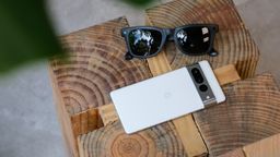 Google Pixel 7 Pro encima de una mesa de madera junto a unas gafas de sol
